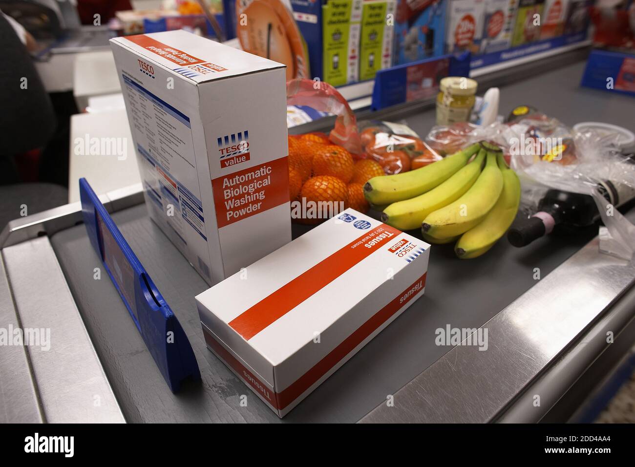 GRAN BRETAGNA / Inghilterra / acquisti sul supermercato check out nastro trasportatore . Foto Stock