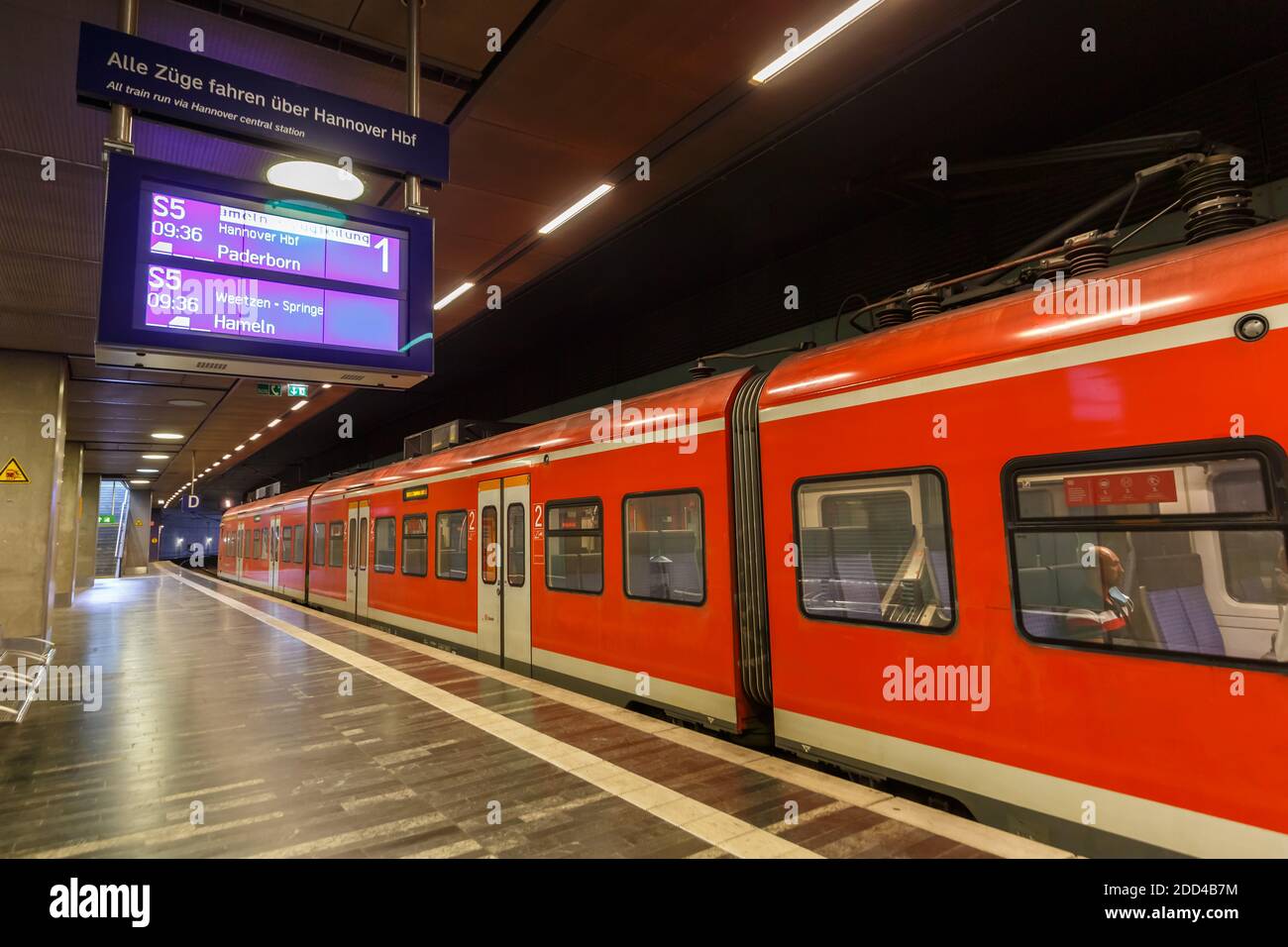 Hannover, Germania - 9 agosto 2020: Stazione ferroviaria dell'aeroporto di Hannover in Germania. Foto Stock