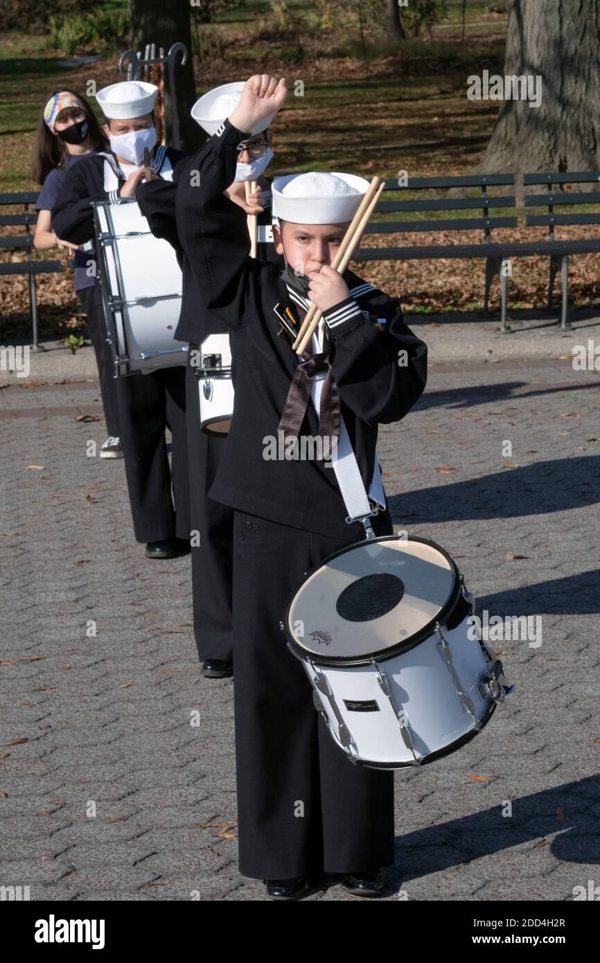 I teenager del corpo Navale dei Cadetti degli Stati Uniti che marciò la band provano vicino all'Unisphere in Flushing Meadows Corona Park a Queens, New York City. Foto Stock