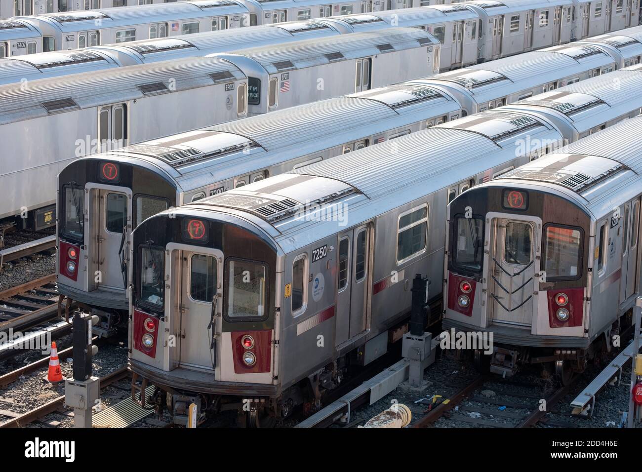 I treni della metropolitana numero 7 sono parcheggiati nel MTA Corona Yard e nelle strutture di manutenzione. A Queens, New York. Foto Stock