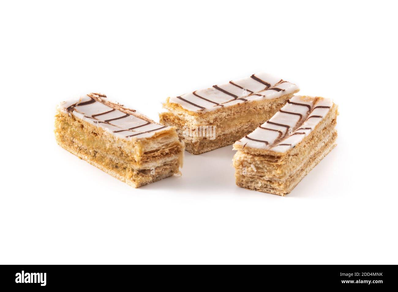 Millefoglie o dessert francese millefoglie isolato su sfondo bianco Foto Stock