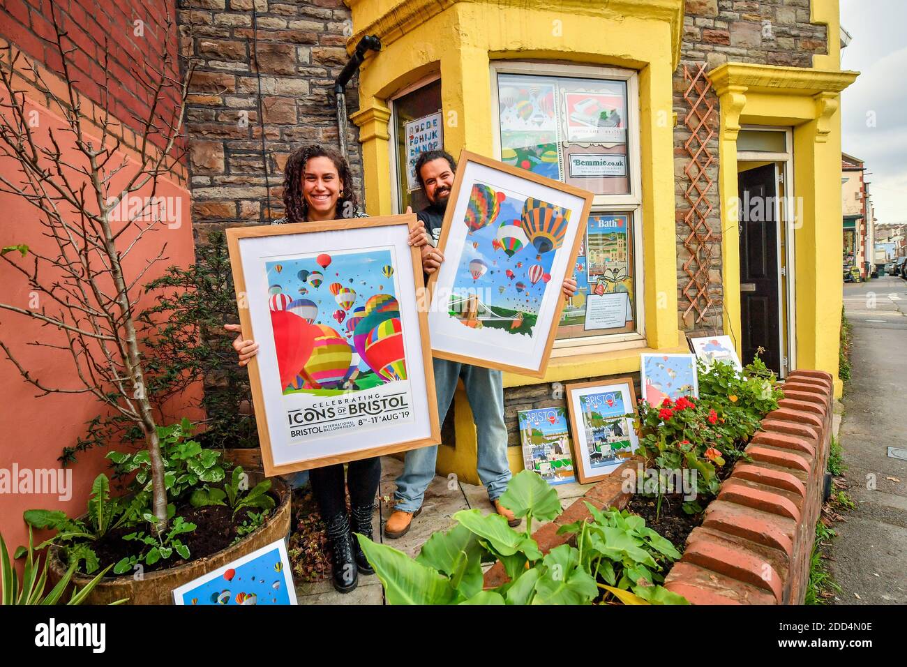 Robin ed Emma-Jane Richards fuori dalla loro casa a Bedminster, Bristol, dove hanno allestito una galleria nella finestra anteriore, Mostra opere d'arte per la vendita e sperando di illuminare la strada per i passanti by.The coppia stanno utilizzando la galleria per vendere la loro arte dopo i mercatini di Natale dove normalmente si scambiano sono stati annullati in blocco. Foto Stock