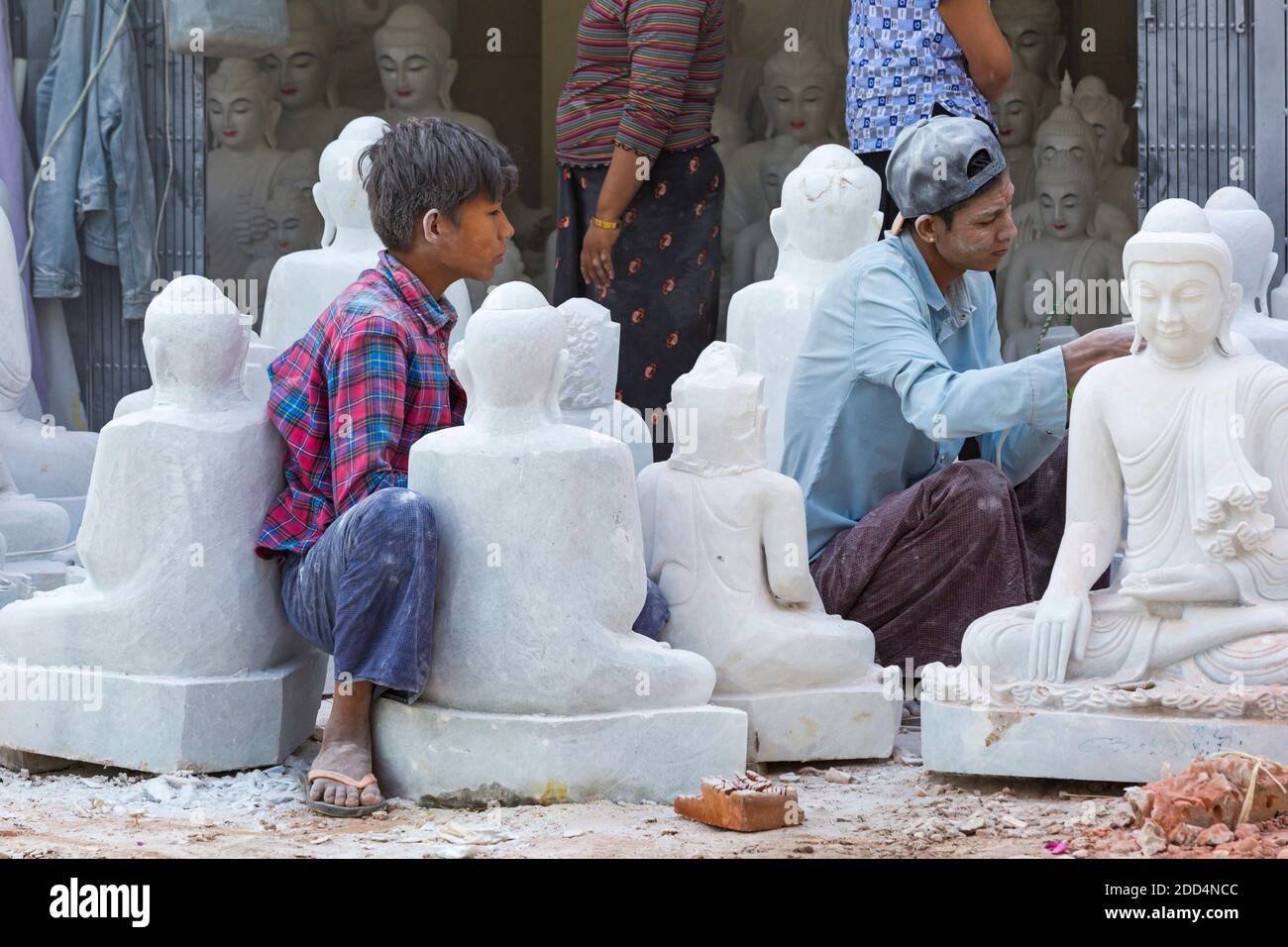 Uomini locali che scolpiscono un Buddha di marmo, Amarapura Mandalay, Myanmar (Birmania), Asia nel mese di febbraio - lavorando a laboratori di scultura in pietra di marmo ricoperti di polvere Foto Stock