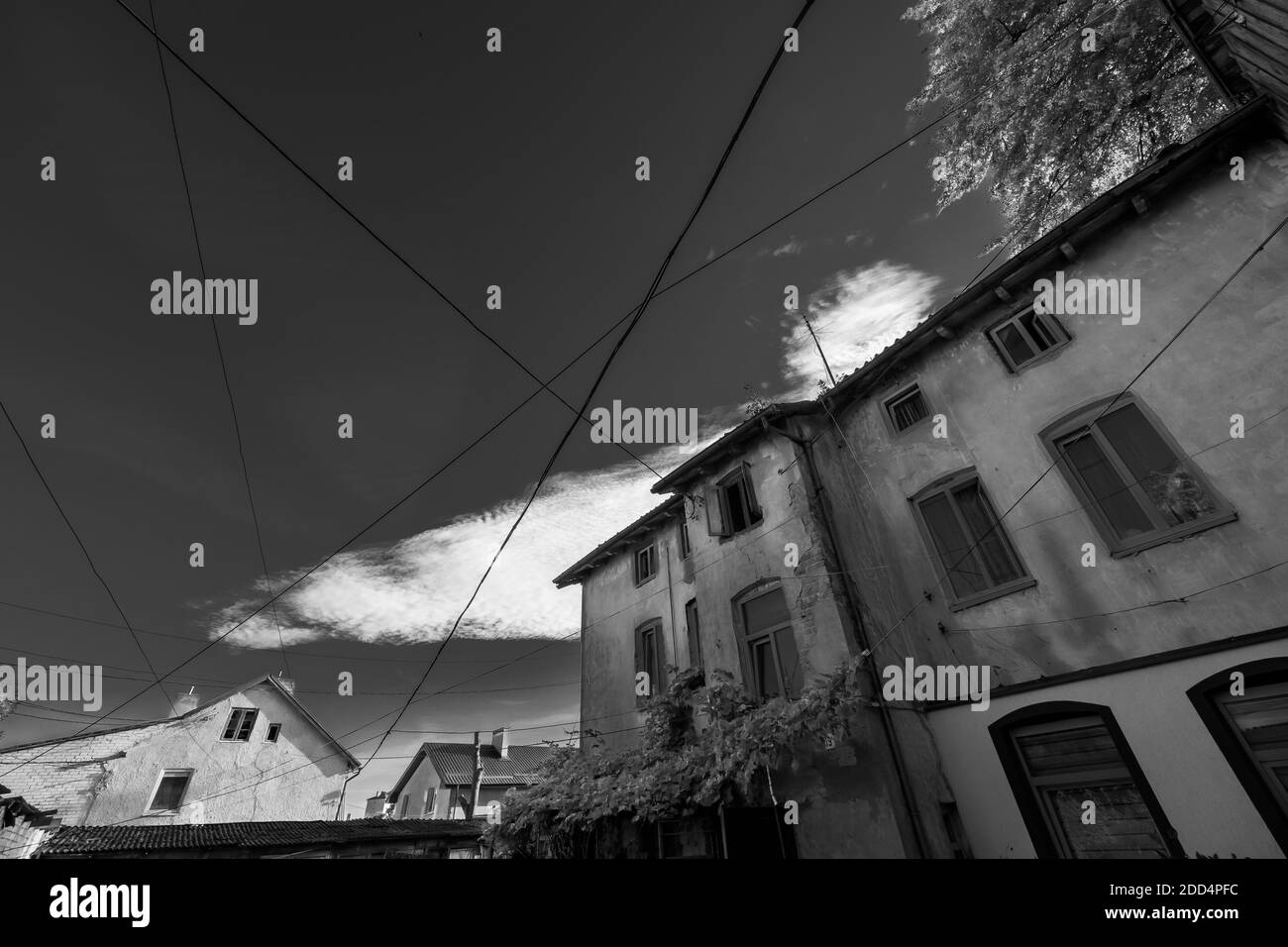 Vecchie case residenziali sulla strada della città Foto Stock