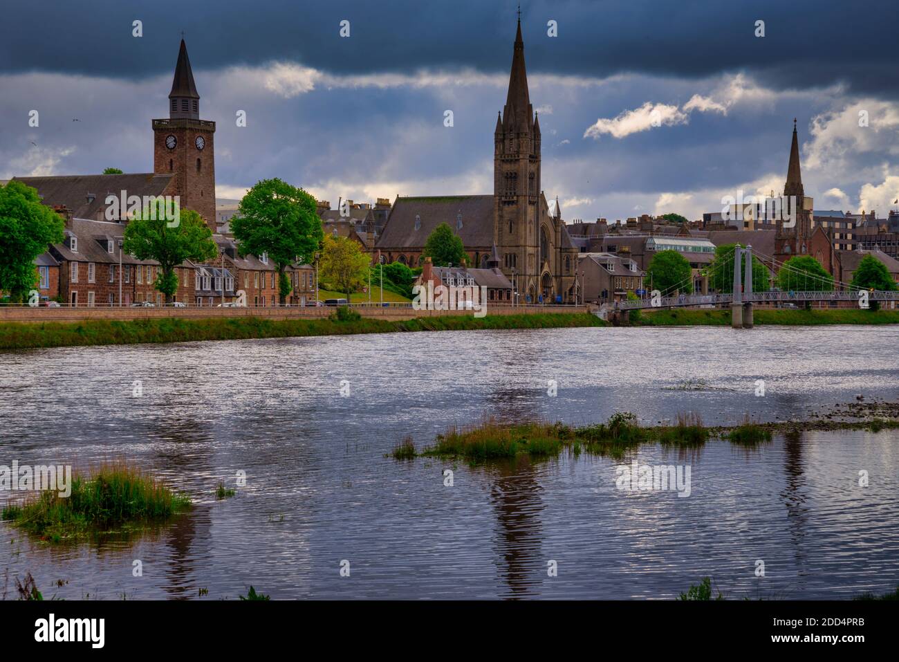 Libera Chiesa di Scozia e Old High Church vicino al fiume Ness e Greg Street ponte, Inverness, Scozia Foto Stock