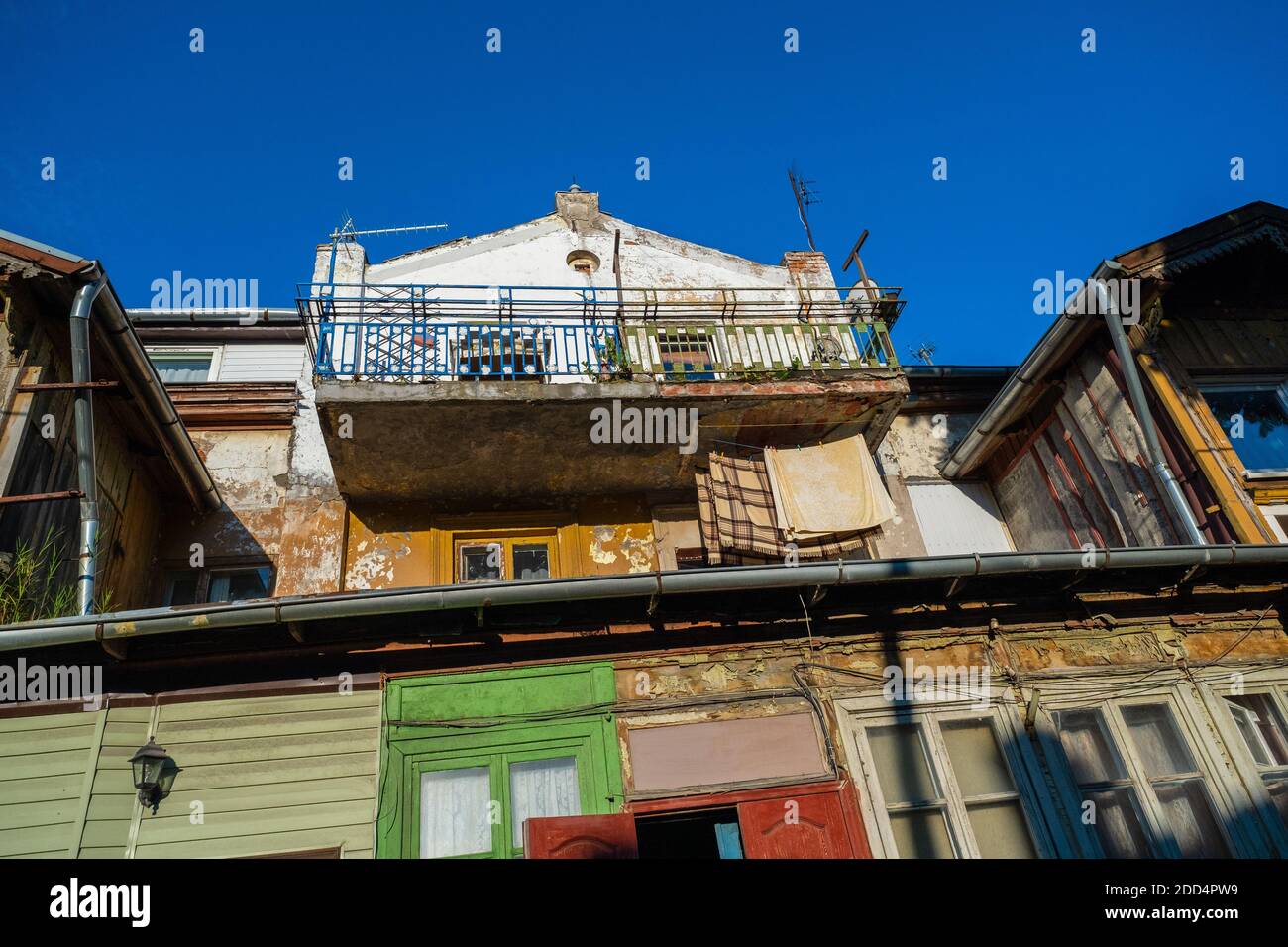 Esterno di un edificio residenziale stagionato con pareti in scabia Foto Stock