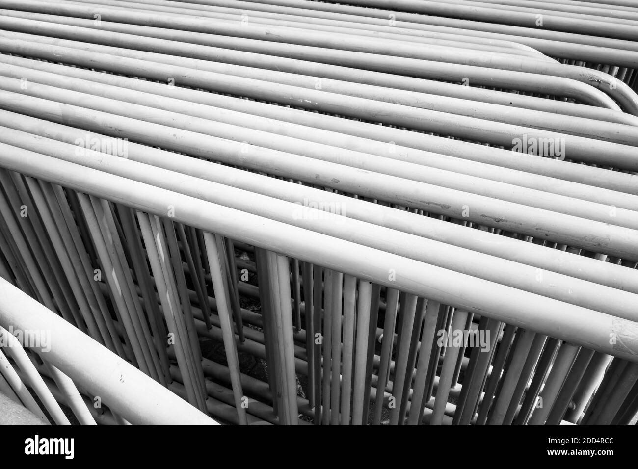 Molte ringhiere metalliche disposte insieme Foto Stock