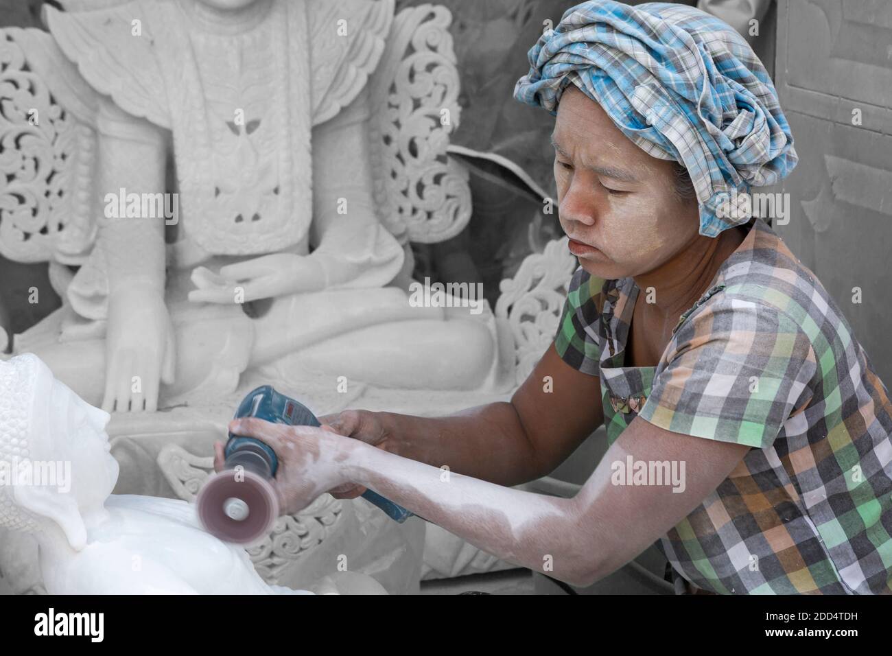 Donna locale scultura in marmo del Buddha, Amarapura, Mandalay Myanmar (Birmania), l'Asia in febbraio - lavorare in marmo scultura in pietra workshop Foto Stock