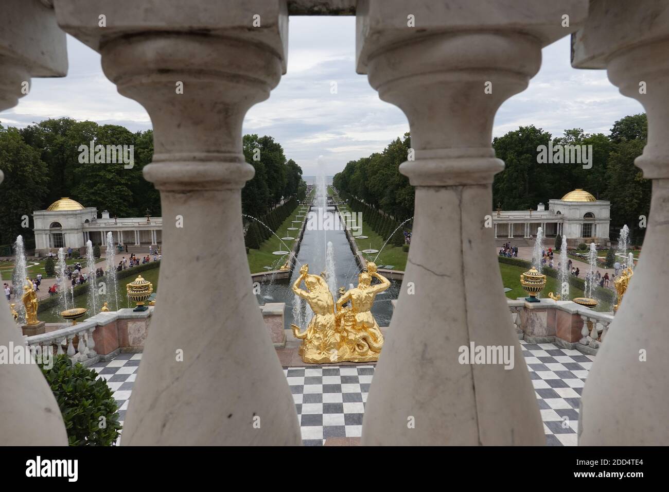 Petergof o Peterhof conosciuto come Petrodvorets, città comunale nel distretto di Petrodvortsovy della città federale di San Pietroburgo. Russia Foto Stock