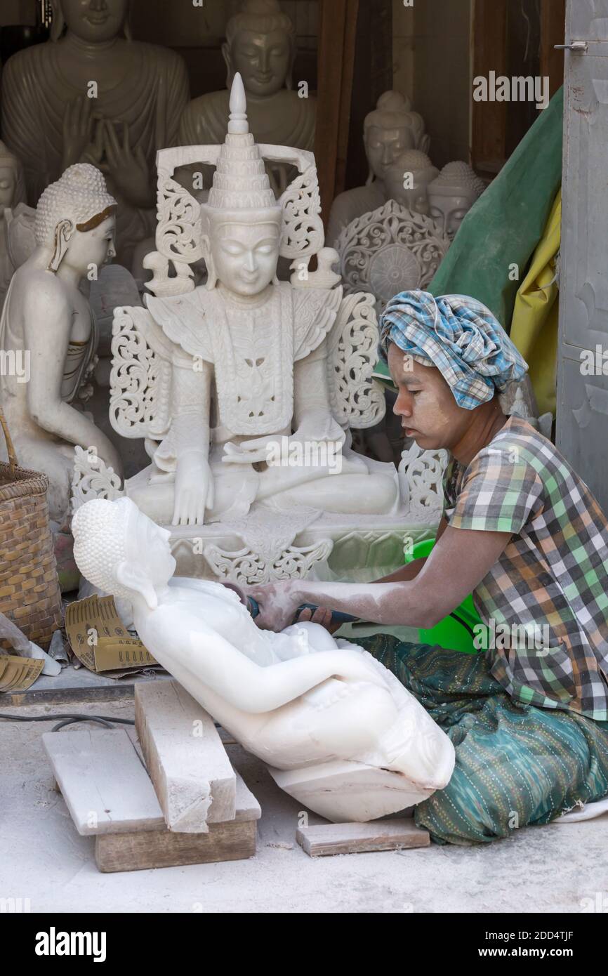 Donna locale scultura in marmo del Buddha, Amarapura, Mandalay Myanmar (Birmania), l'Asia in febbraio - lavorare in marmo scultura in pietra workshop Foto Stock