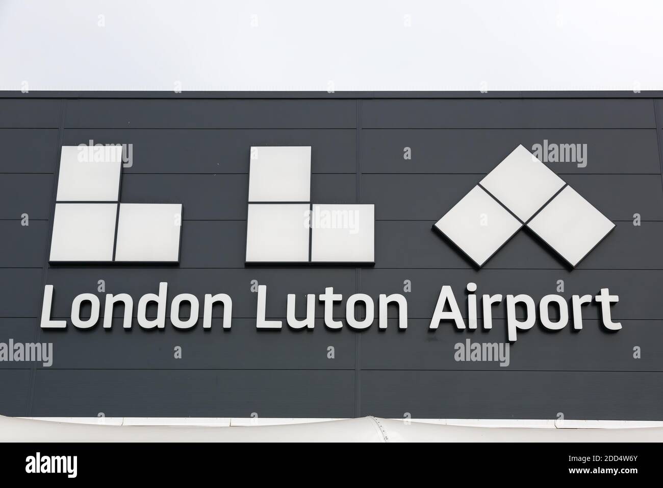 Luton, Regno Unito - 9 luglio 2019: Logo dell'aeroporto di Londra Luton nel Regno Unito. Foto Stock