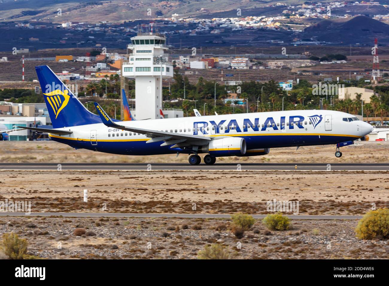 Tenerife, Spagna - 23 novembre 2019: Aereo Ryanair Boeing 737-800 all'aeroporto Tenerife Sud in Spagna. Boeing è un produttore americano di aeromobili h Foto Stock