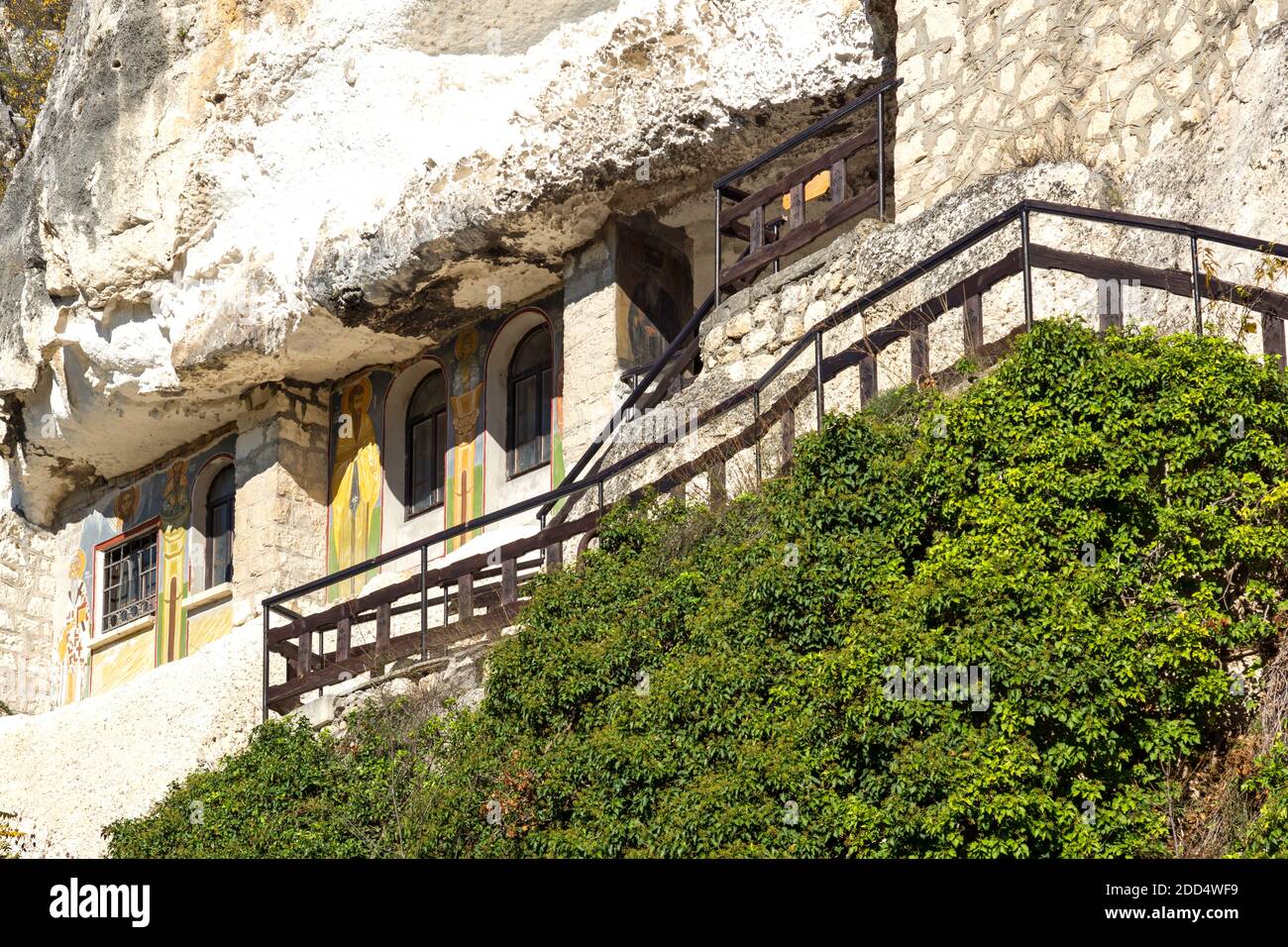 Monastero medievale di roccia di Basarbovo dedicato a San Dimitar Basarbowski, Ruse Regione, Bulgaria Foto Stock