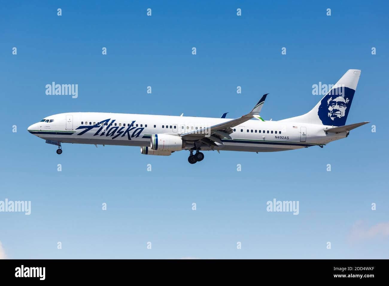 Los Angeles, California - 12 aprile 2019: Alaska Airlines Boeing 737-900ER aereo all'aeroporto internazionale di Los Angeles in California. Foto Stock