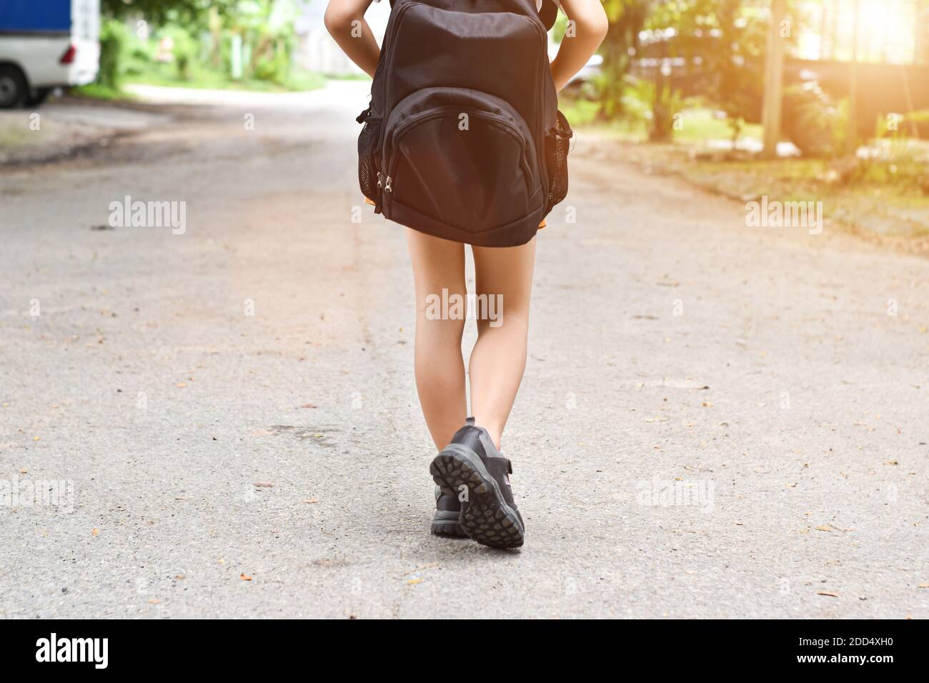 Ritorno a scuola. Allievo ragazza con zaino che cammina a scuola. Foto Stock