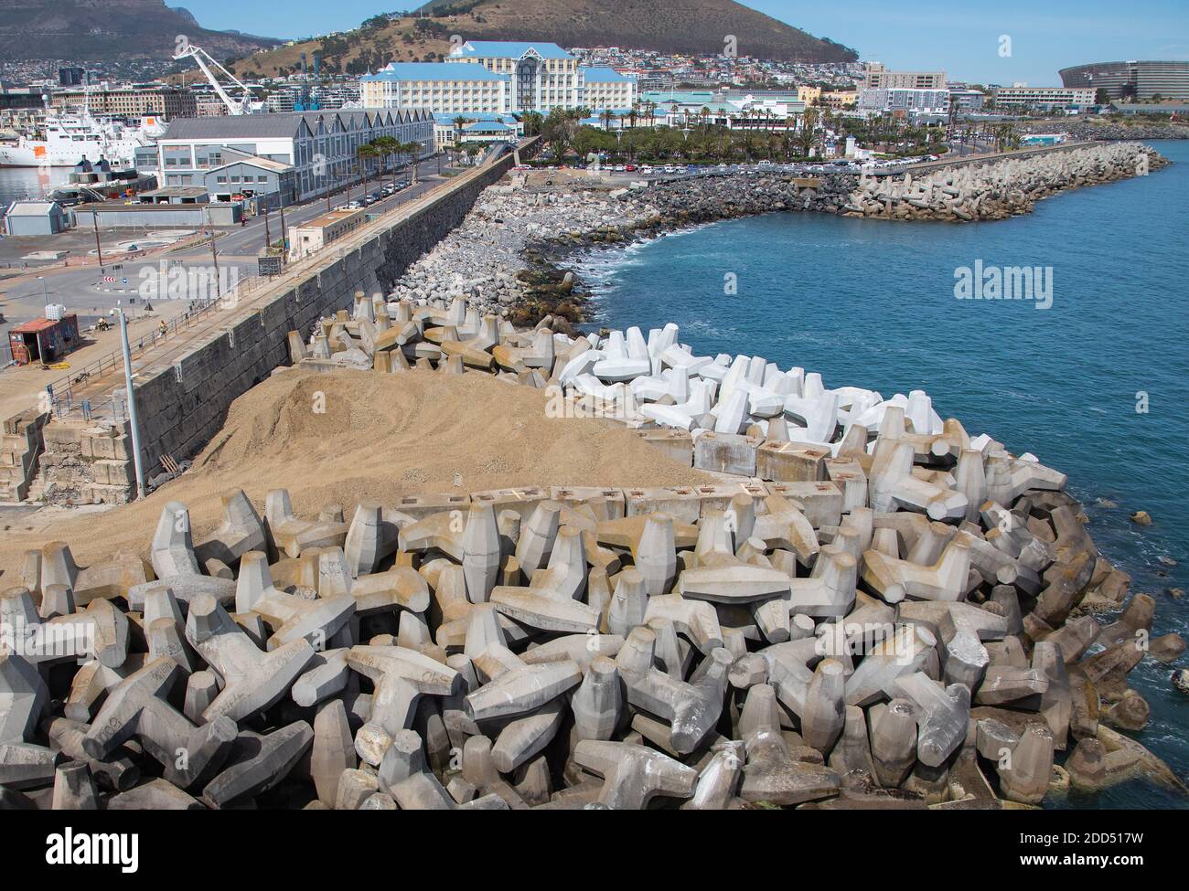 Città del Capo, Capo Occidentale / Sud Africa - 10/26/2020: Foto aerea dei colombi di Table Bay con Table Bay Harbour e Cape Town Stadium nella ba Foto Stock