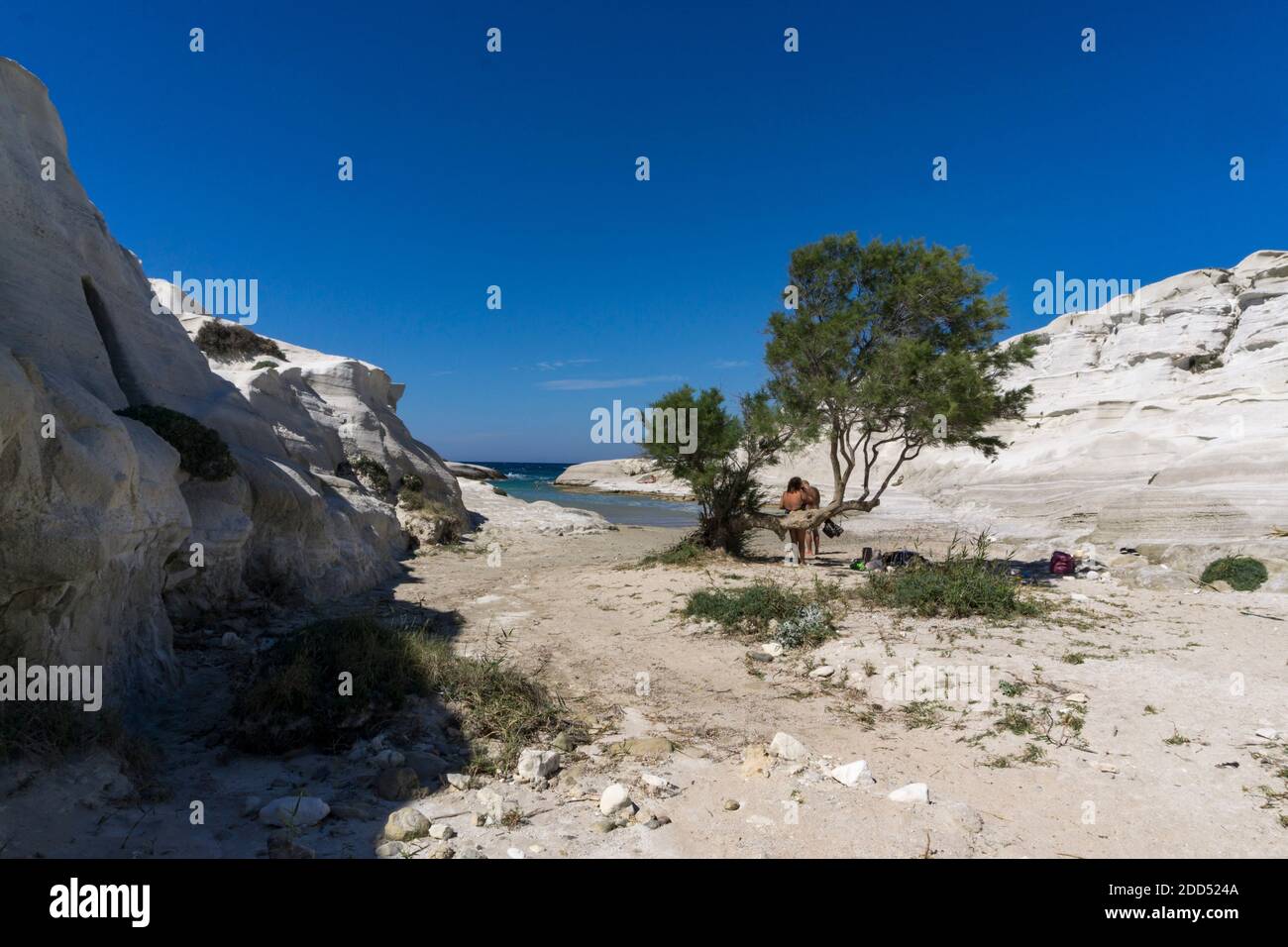 Sarakiniko è una spiaggia sull'isola di Milos, in Grecia, situata sulla riva nord dell'isola. Le onde guidate dai venti del nord formano il vulcanico bianco-grigio Foto Stock