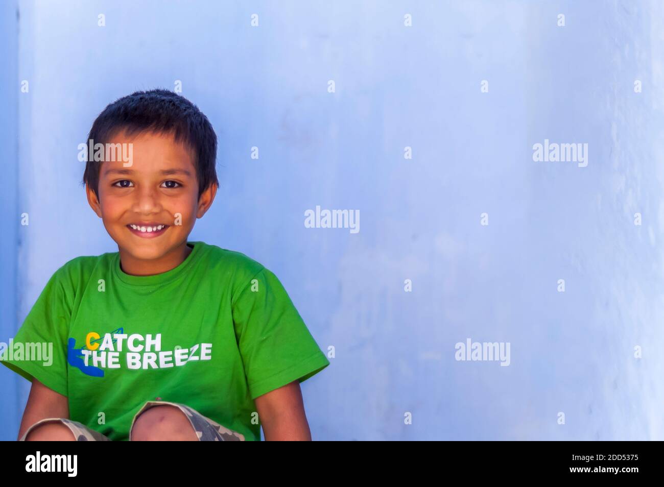 Un ragazzo di etnia indiana asiatica sorridendo alla macchina fotografica. Foto Stock