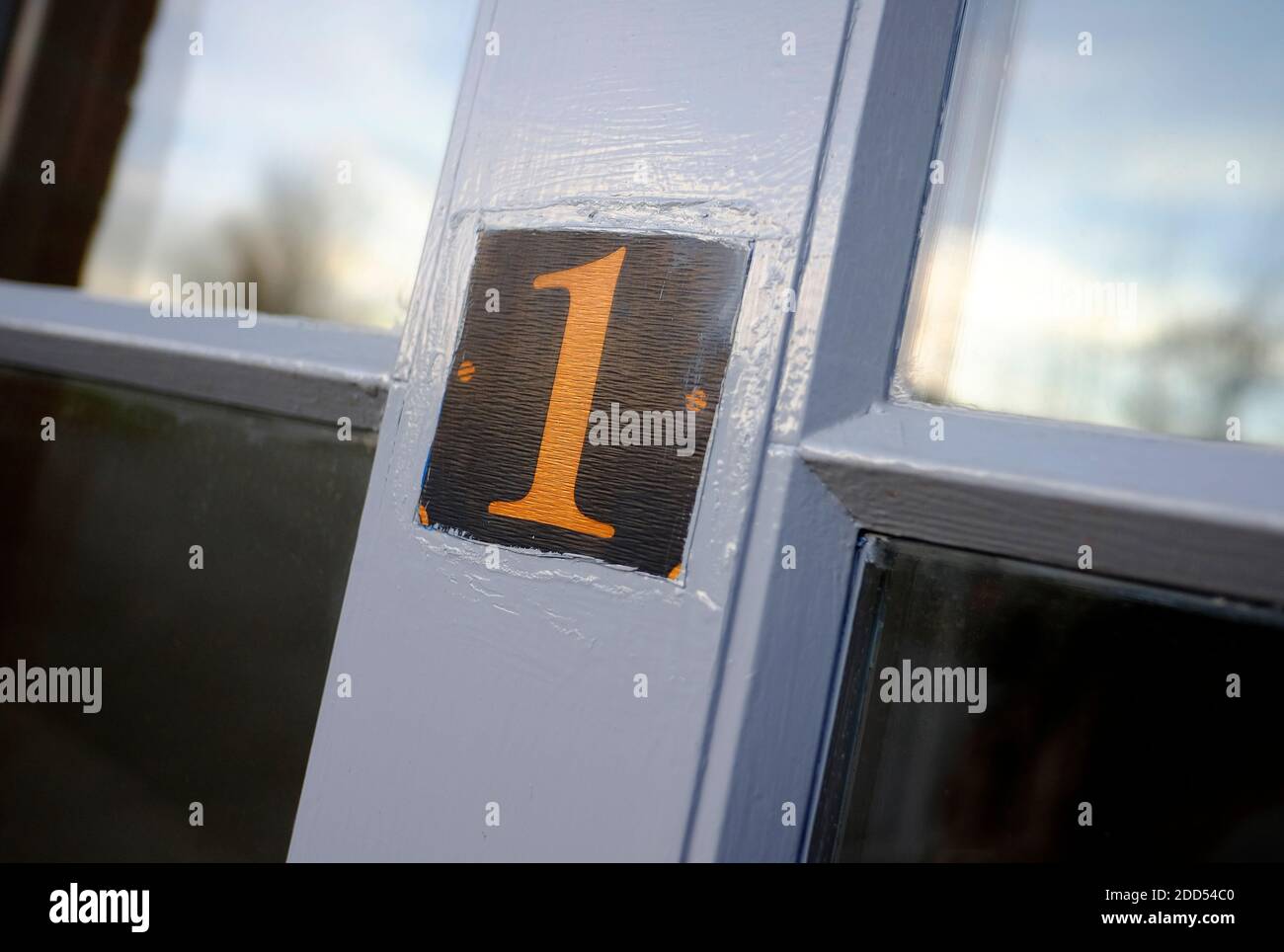 numero uno sulla porta anteriore della casa Foto Stock
