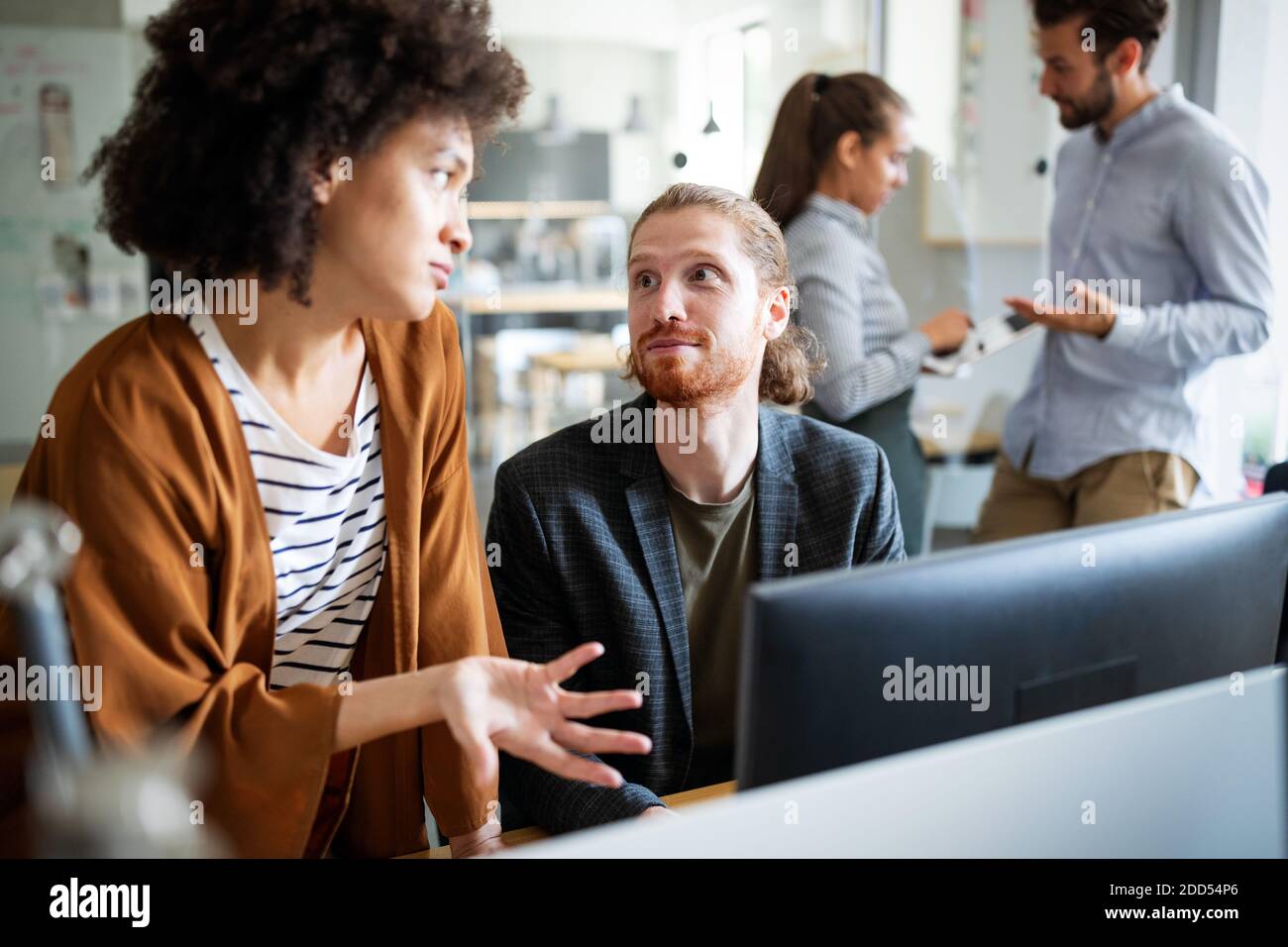 Il team aziendale si siede triste e risolve il problema in ufficio. Foto Stock