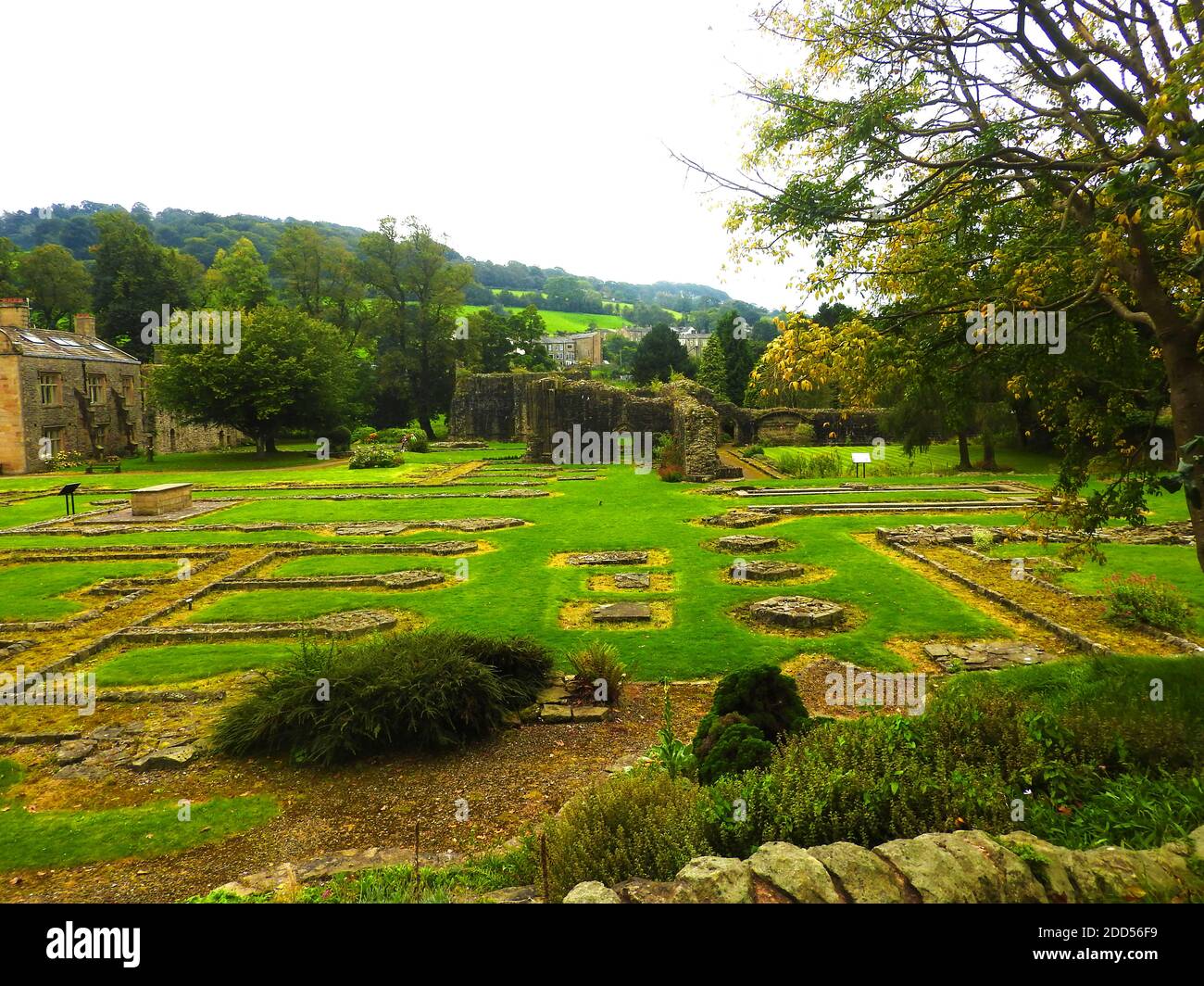 Rovine e fondazioni della chiesa abbaziale a Whalley Abbey, Lancashire, Regno Unito nel 2020) - nel 1296 i monaci di Stanlow Point, Cheshire si trasferì a nord a Whalley, Lancashire dove costruirono un nuovo monastero accanto al fiume Calder. Vi era già una cappella sul sito, eretto da Pietro di Chester, il rettore di Whalley e che l'edificio del 13 ° secolo è stato incorporato nel nuovo monastero. La pietra di fondazione per la nuova chiesa abbaziale fu posata nel giugno 1296 da Henry de Lacy, il 10° barone di Halton. Foto Stock