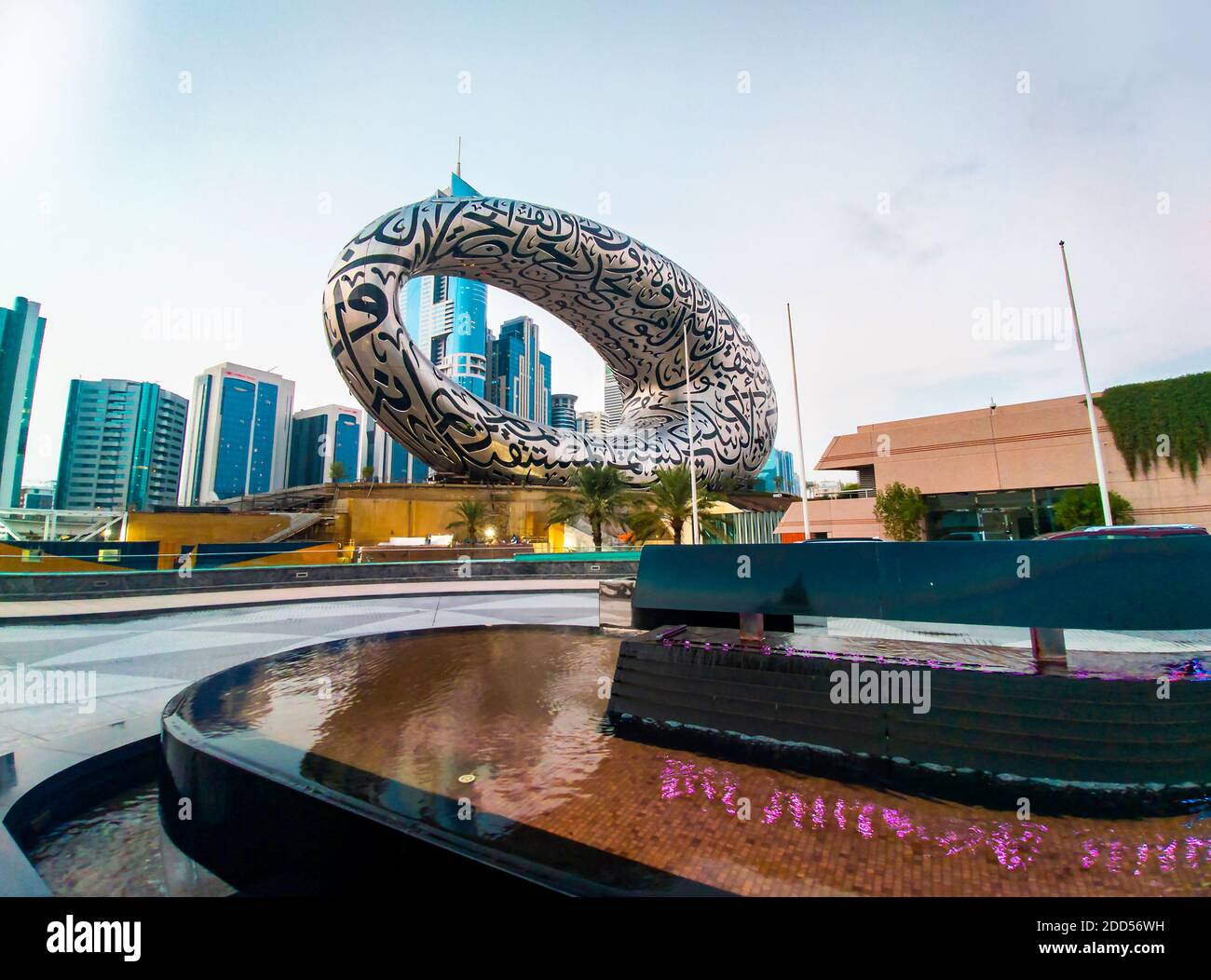 Dubai, Emirati Arabi Uniti - 13 novembre 2020: Il Museo del futuro nel centro di Dubai costruito per l'EXPO 2020 in programma nel 2021 nelle Nazioni Unite Foto Stock