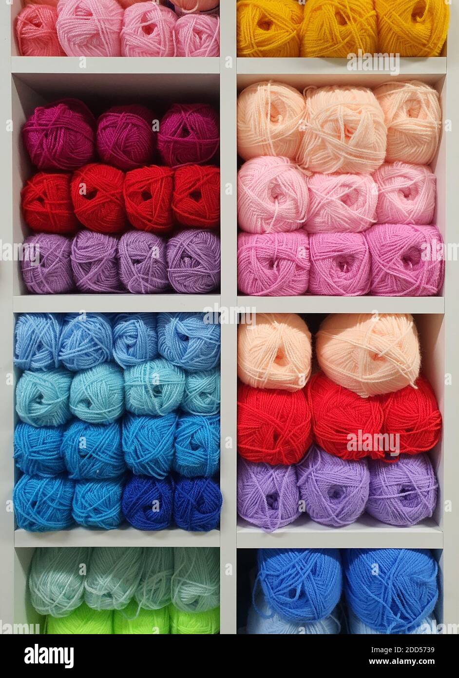 Filati multicolori di lana per maglieria in negozio Foto Stock