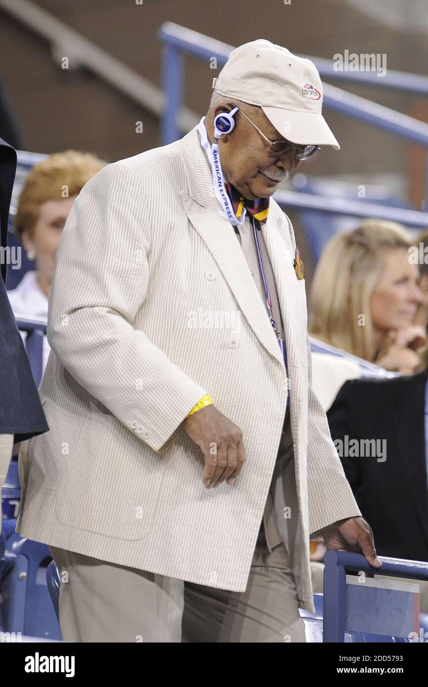 New York - l'ex sindaco di New York David Dinkins frequenta Rafael Nadal di, Spagna. 30 agosto 2011. Giocare contro Andrey Golubev del Kazakhstan durante il secondo giorno degli US Open 2011 presso l'USTA Billie Jean King National Tennis Center il 30 agosto 2011 nel quartiere Flushing del quartiere Queens di New York Photo Credit: Anthony Behar/Sipa Press/skarsipatb.011/1108310743 Credit: Sipa USA/Alamy Live News Foto Stock