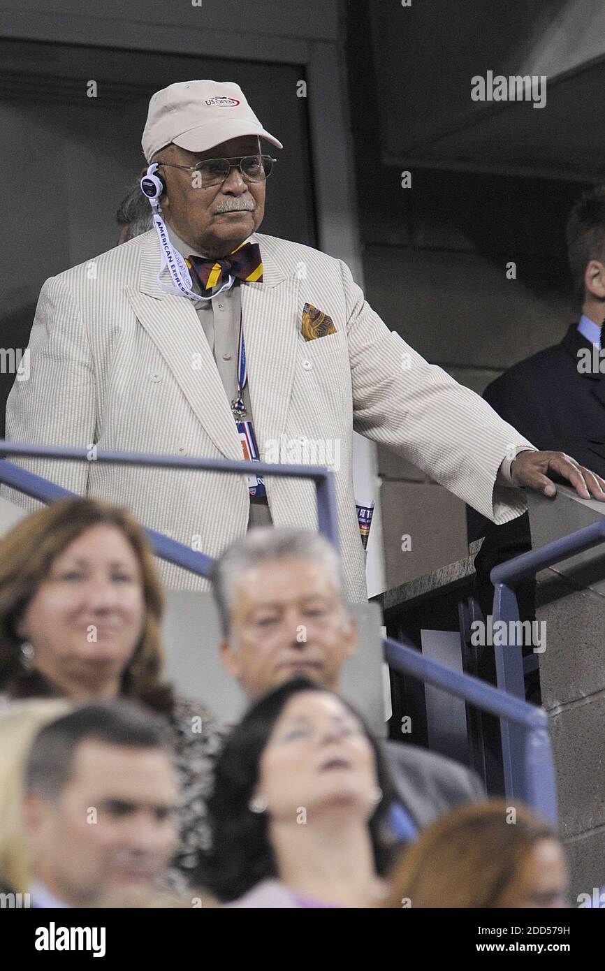 New York - l'ex sindaco di New York David Dinkins frequenta Rafael Nadal di, Spagna. 30 agosto 2011. Giocare contro Andrey Golubev del Kazakhstan durante il secondo giorno degli US Open 2011 presso l'USTA Billie Jean King National Tennis Center il 30 agosto 2011 nel quartiere Flushing del quartiere Queens di New York Photo Credit: Anthony Behar/Sipa Press/skarsipatb.008/1108310743 Credit: Sipa USA/Alamy Live News Foto Stock