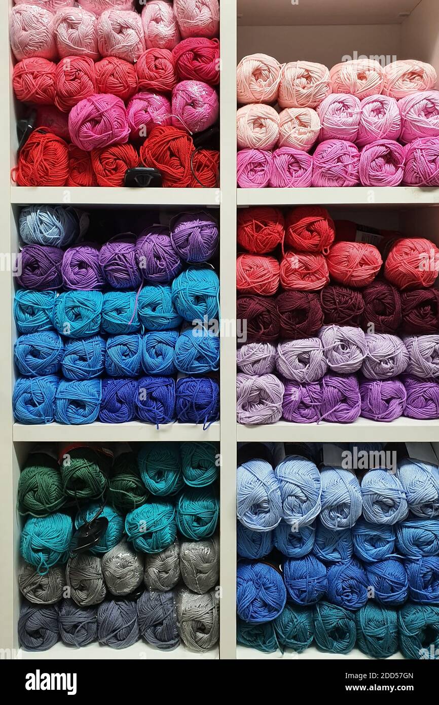 Filati colorati di lana per maglieria in negozio Foto Stock