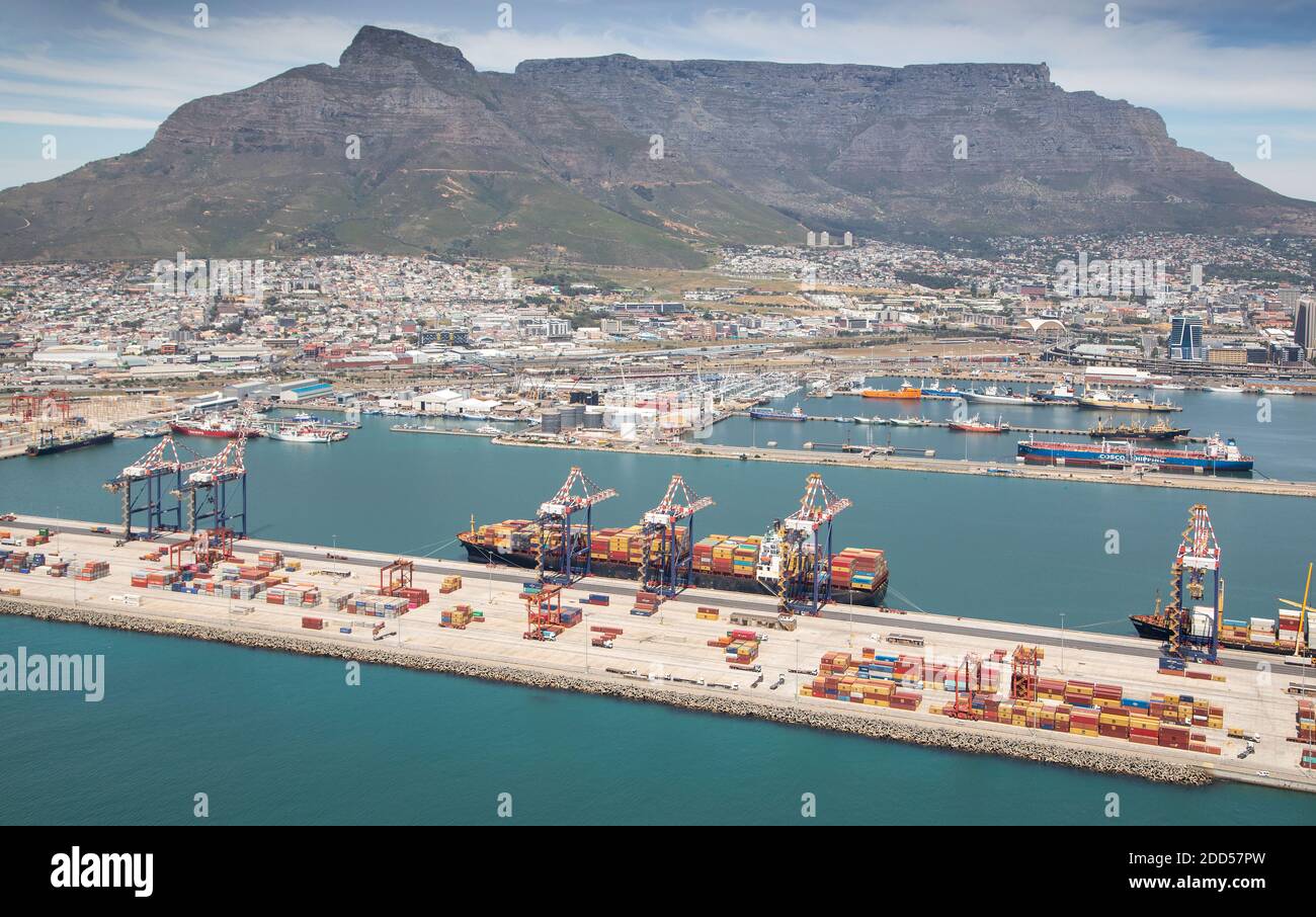 Città del Capo, Capo Occidentale / Sud Africa - 10/26/2020: Foto aerea del Porto di Città del Capo e Terminal Container con Table Mountain sullo sfondo Foto Stock