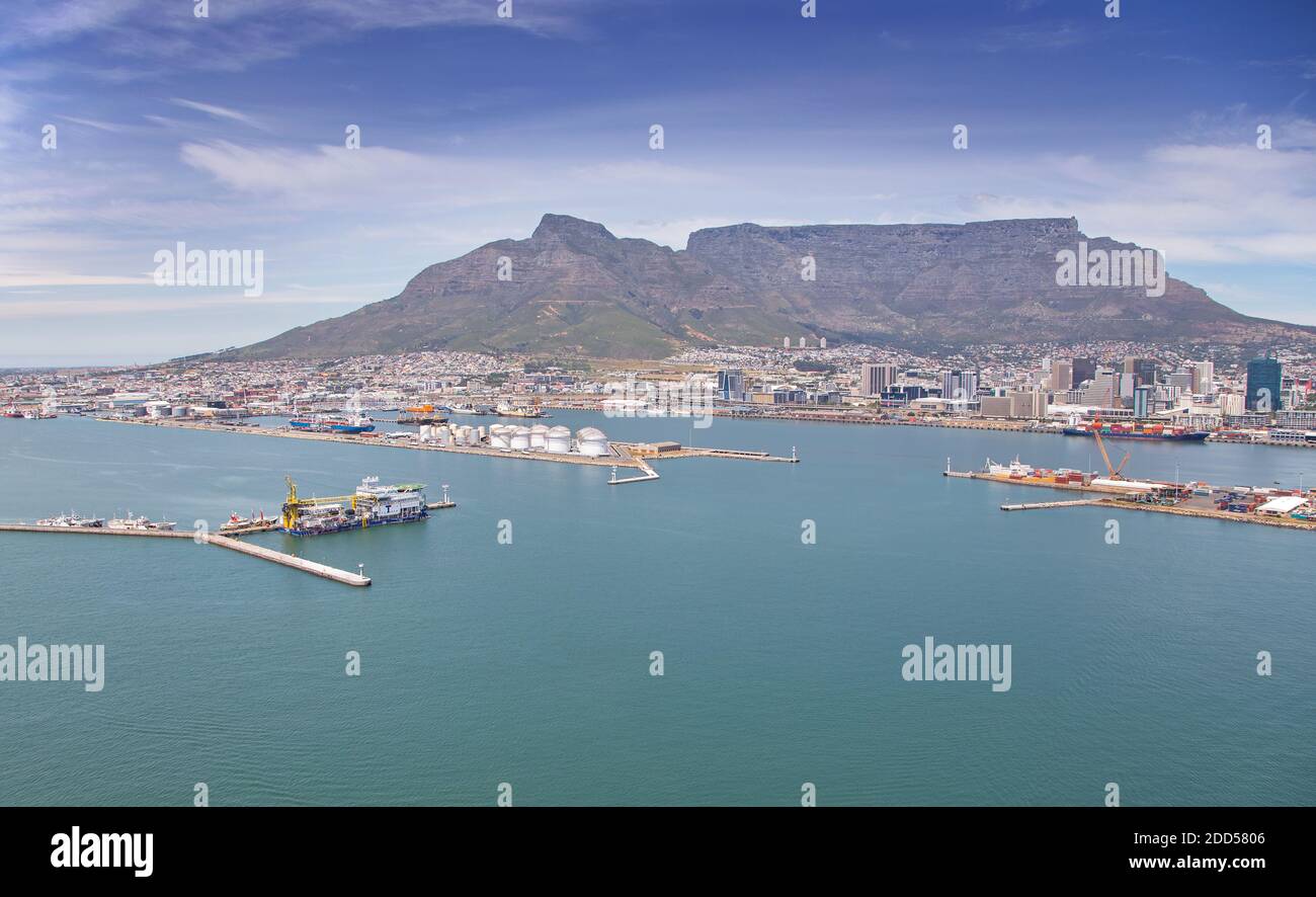 Città del Capo, Capo Occidentale / Sud Africa - 10/26/2020: Foto aerea del Porto di Città del Capo con Table Mountain sullo sfondo Foto Stock