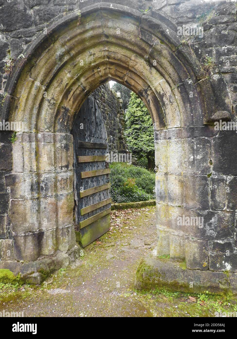 Whalley Abbey , Lancashire , UK nel 2020 - nel 1296 i monaci di Stanlow Point, Cheshire si trasferirono a nord a Whalley, Lancashire, dove costruirono un nuovo monastero accanto al fiume Calder. Vi era già una cappella sul sito, eretto da Pietro di Chester, il rettore di Whalley e che l'edificio del 13 ° secolo è stato incorporato nel nuovo monastero. La pietra di fondazione per la nuova chiesa abbaziale fu posata nel giugno 1296 da Henry de Lacy, il 10° barone di Halton. Foto Stock