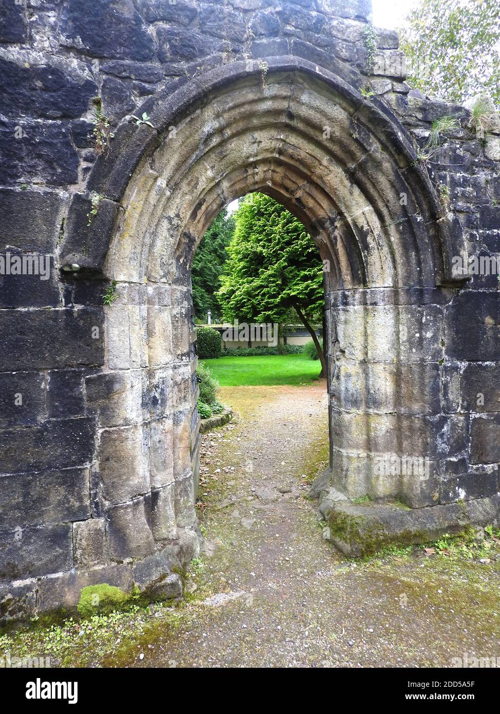 Porta ad arco in pietra a Whalley Abbey, Lancashire, Regno Unito nel 2020 - nel 1296 i monaci di Stanlow Point, Cheshire si trasferirono a nord a Whalley, Lancashire, dove costruirono un nuovo monastero accanto al fiume Calder. Vi era già una cappella sul sito, eretto da Pietro di Chester, il rettore di Whalley e che l'edificio del 13 ° secolo è stato incorporato nel nuovo monastero. La pietra di fondazione per la nuova chiesa abbaziale fu posata nel giugno 1296 da Henry de Lacy, il 10° barone di Halton. Foto Stock