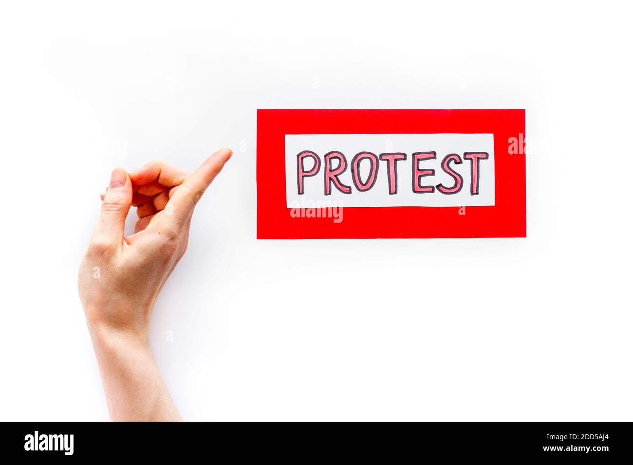 Concetto di segno di protesta. Protesta di parole su banner di carta, vista dall'alto Foto Stock