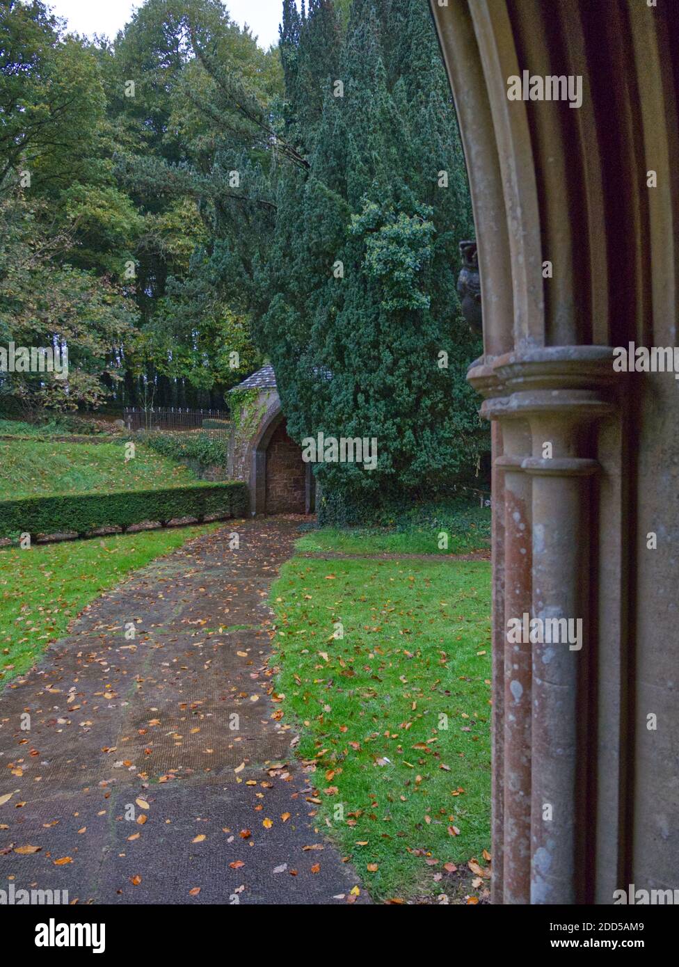 Bickton Park Botanical Gardens, East Devon, Regno Unito. Splendidi giardini strutturati. Chiesa Parrocchiale di S. Maria. Orangerie del Tempio, legno lussureggiante e Parkland Foto Stock