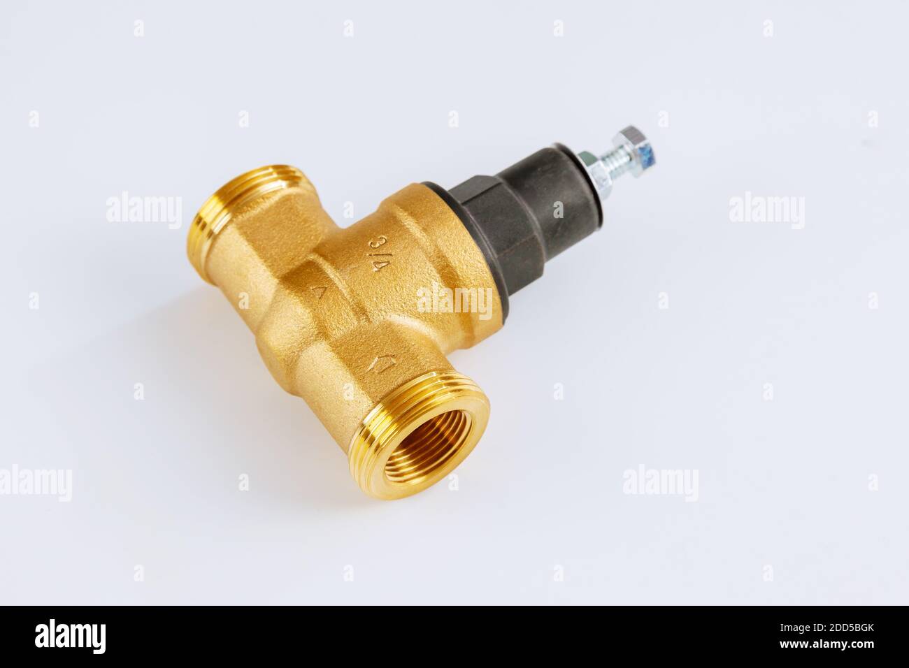 Valvole di arresto del regolatore del flusso dell'acqua dei sistemi di alimentazione delle tubazioni su fondo bianco isolato. Foto Stock