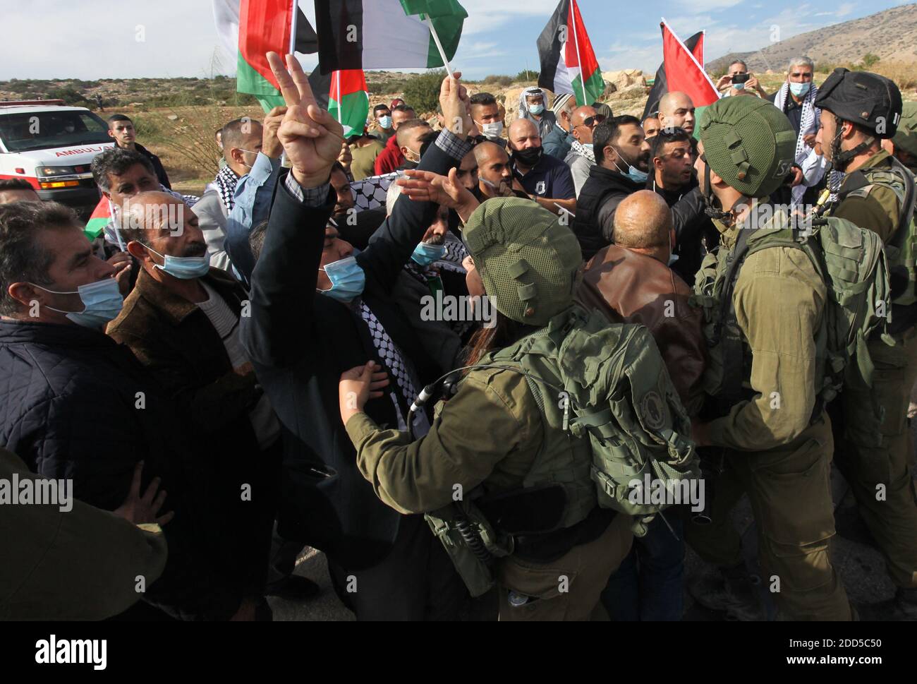 Tubas, West Bank città di Tubas. 24 Nov 2020. I manifestanti palestinesi si scontrano con i soldati israeliani mentre i palestinesi cercavano di attraversare un checkpoint per raggiungere la valle del Giordano a seguito di una protesta contro l'espansione degli insediamenti ebraici, vicino alla città di Tubas, in Cisgiordania, il 24 novembre 2020. Credit: Nidal Eshtayeh/Xinhua/Alamy Live News Foto Stock