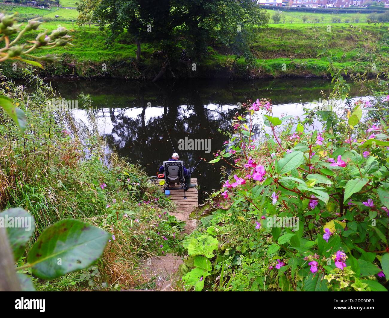 PESCA ANDATA (sulle rive del fiume Calder a lato di Whalley Abbey, Lancashire, Regno Unito nel 2020) - nel 1296 i monaci di Stanlow Point, Cheshire si trasferì a nord a Whalley, Lancashire dove costruirono un nuovo monastero accanto al fiume Calder. Vi era già una cappella sul sito, eretto da Pietro di Chester, il rettore di Whalley e che l'edificio del 13 ° secolo è stato incorporato nel nuovo monastero. La pietra di fondazione per la nuova chiesa abbaziale fu posata nel giugno 1296 da Henry de Lacy, il 10° barone di Halton. Foto Stock