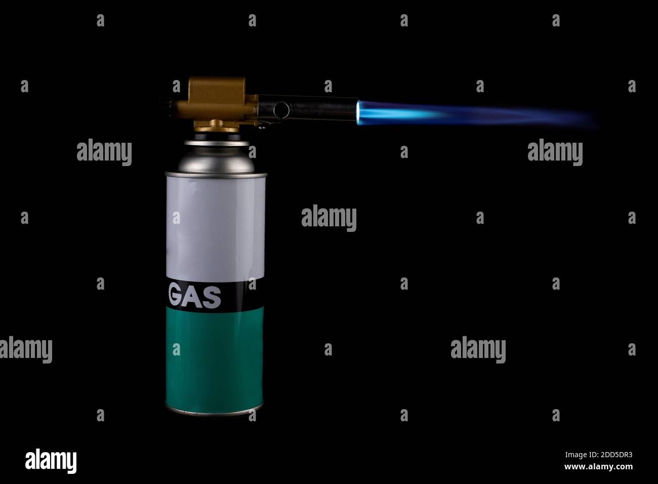 Accensione della torcia a gas del bruciatore del lanciafiamme con fiamma blu su sfondo nero Foto Stock
