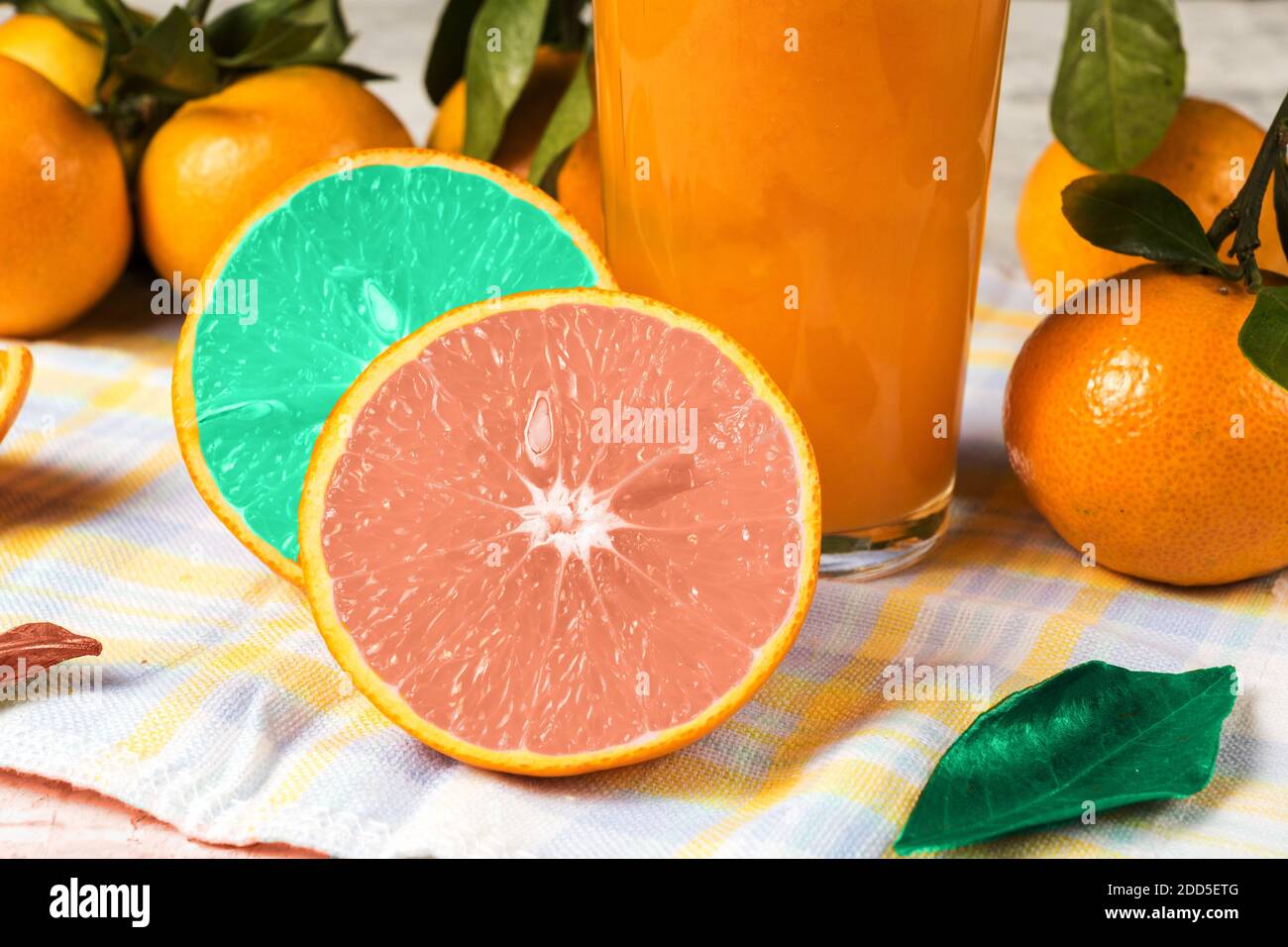 Succo d'arancia fresco, mandarino e arance, fette tinte nei colori della menta 2021 anni e sorbetto di lamponi. Foto Stock