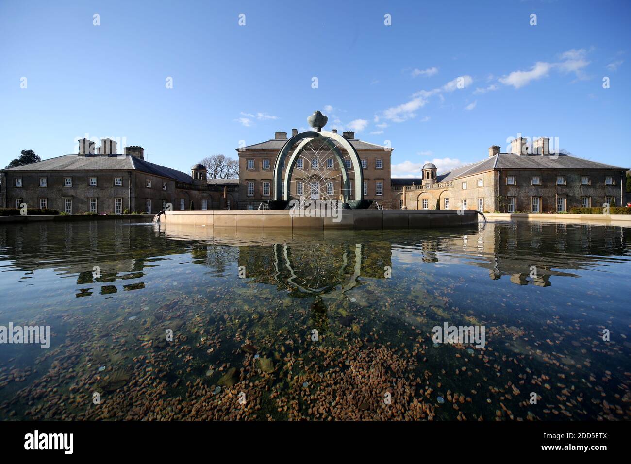 Dumfries House, Cumnock, Scozia, Regno Unito, con fontana recentemente installato nella parte anteriore della casa. La fontana conosciuta come la Fontana di Mahfouz. Una peste vicina dice ' reso possibile dalla generosità di LUI Mahfouz Marei Murbank bin Mahfouz. ' La fontana fu formalmente opendita da S.R.H il Principe Carlo, Duca di Rothesay 21 ottobre 2014. Dumfries House è una casa di campagna palladiana situata nell'Ayrshire, in Scozia. Si trova all'interno di una grande tenuta, circa tre miglia ad ovest di Cumnock. La fontana è presumibilmente al centro di uno scandalo Cash for Honors che coinvolge la Carità della Fondazione del Principe e una donazione Foto Stock