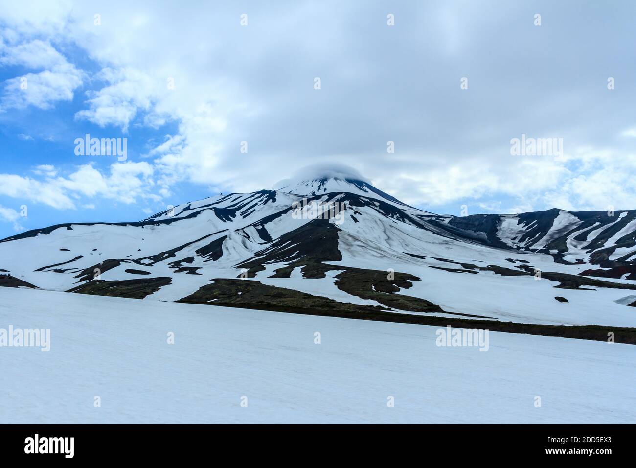 Vista panoramica del vulcano Avachinsky, della penisola di Kamchatka, della Russia. Foto Stock