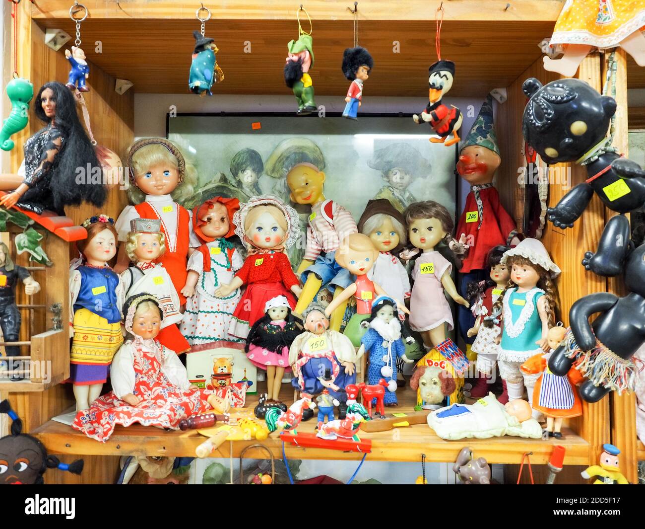 Tel Aviv, Israele - 4 febbraio 2017: Vecchi giocattoli diversi in vendita in un mercato delle pulci nella città vecchia di Jaffa, Tel Aviv, Israele. Foto Stock
