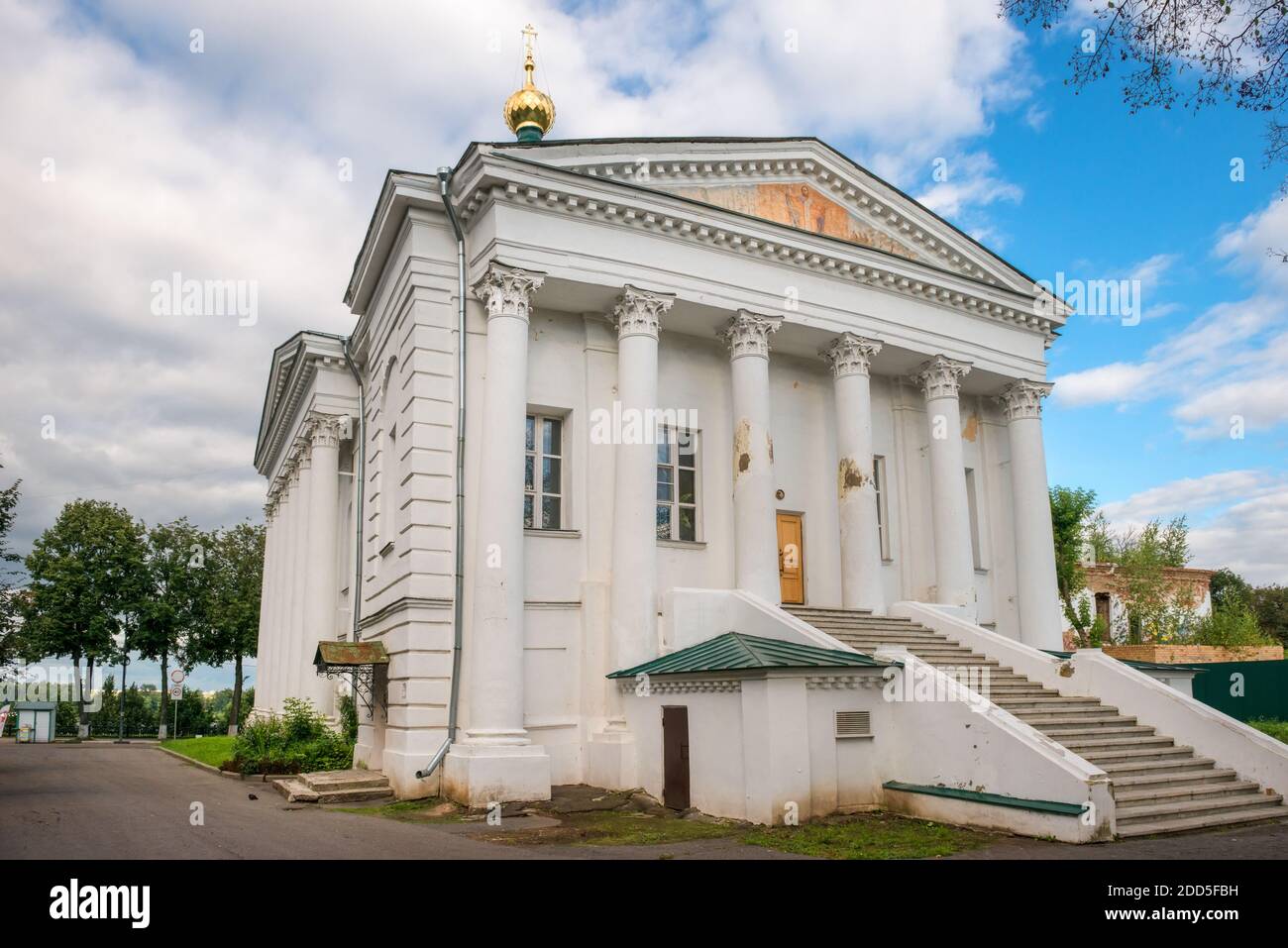 Vista della Chiesa di Elia il Profeta e Tikhon, Vescovo di Amafuntsky dall'argine Volga in una serata estiva Foto Stock