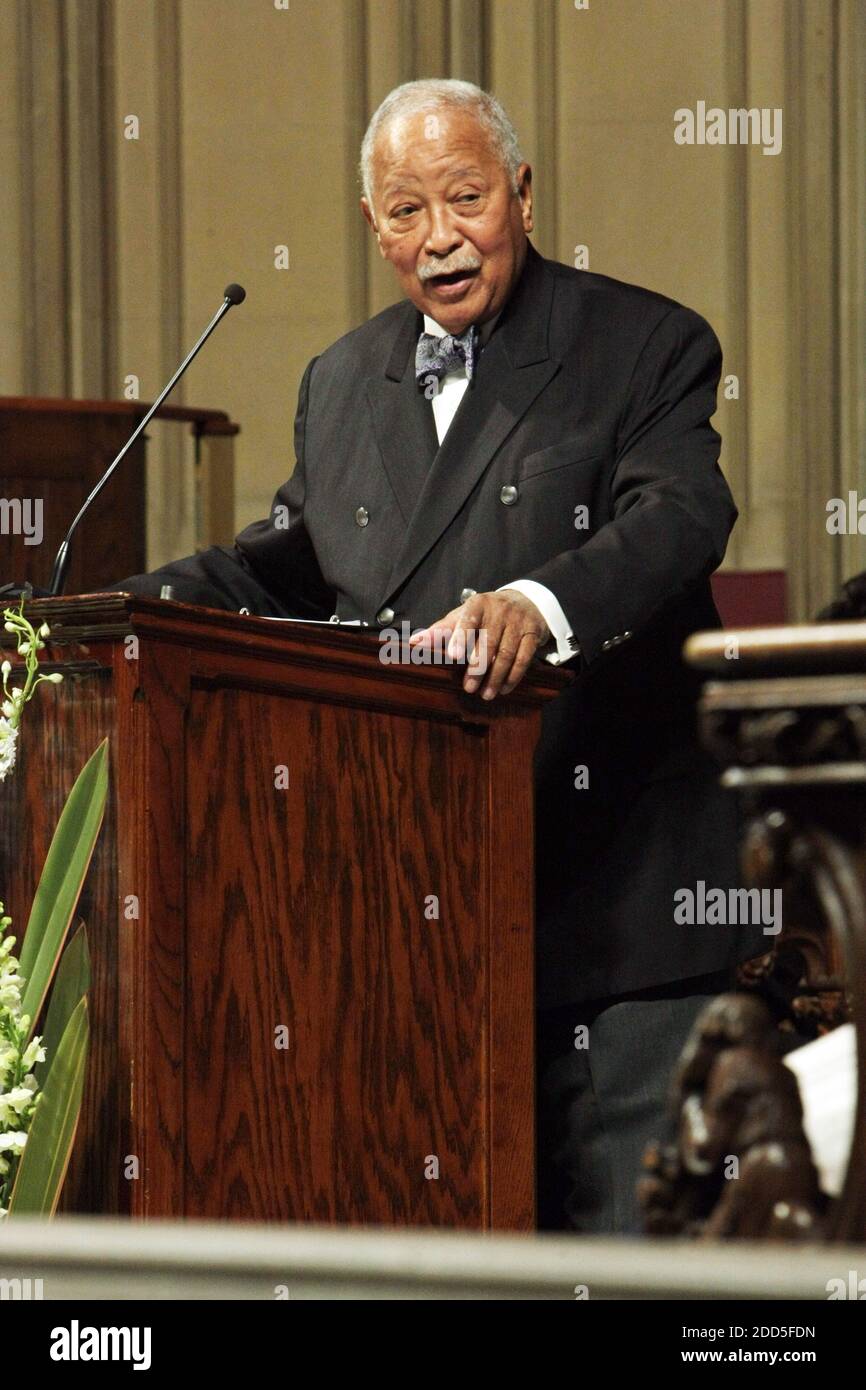 **FILE FOTO** il primo Black Mayor di NY, David N. Dinkins, è passato via a 93. NEW YORK, NY - DICEMBRE 11: L'onorevole David Dinkins, ex sindaco di New York City partecipa al servizio commemorativo di Nelson Mandela tenuto alla Riverside Church il 11 dicembre 2013 a New York City. Nelson Rolihlahla Mandela è stato inaugurato come primo presidente nero di un Sud Africa democratico il 10 maggio 1994 portando la democrazia e ponendo fine al dominio oppressivo dell'apartheid. Credit: Mpi43/MediaPunch Inc Foto Stock