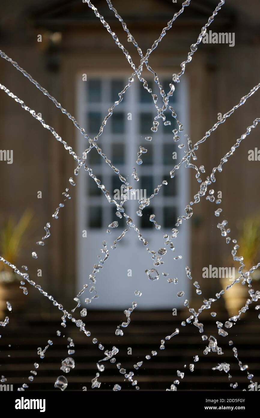 Dumfries House, Cumnock, Scozia, Regno Unito, con fontana recentemente installato nella parte anteriore della casa. La fontana conosciuta come la Fontana di Mahfouz. Una peste vicina dice ' reso possibile dalla generosità di LUI Mahfouz Marei Murbank bin Mahfouz. ' La fontana fu formalmente opendita da S.R.H il Principe Carlo, Duca di Rothesay 21 ottobre 2014. Dumfries House è una casa di campagna palladiana situata nell'Ayrshire, in Scozia. Si trova all'interno di una grande tenuta, circa tre miglia ad ovest di Cumnock. La fontana è presumibilmente al centro di uno scandalo Cash for Honors che coinvolge la Carità della Fondazione del Principe e una donazione Foto Stock