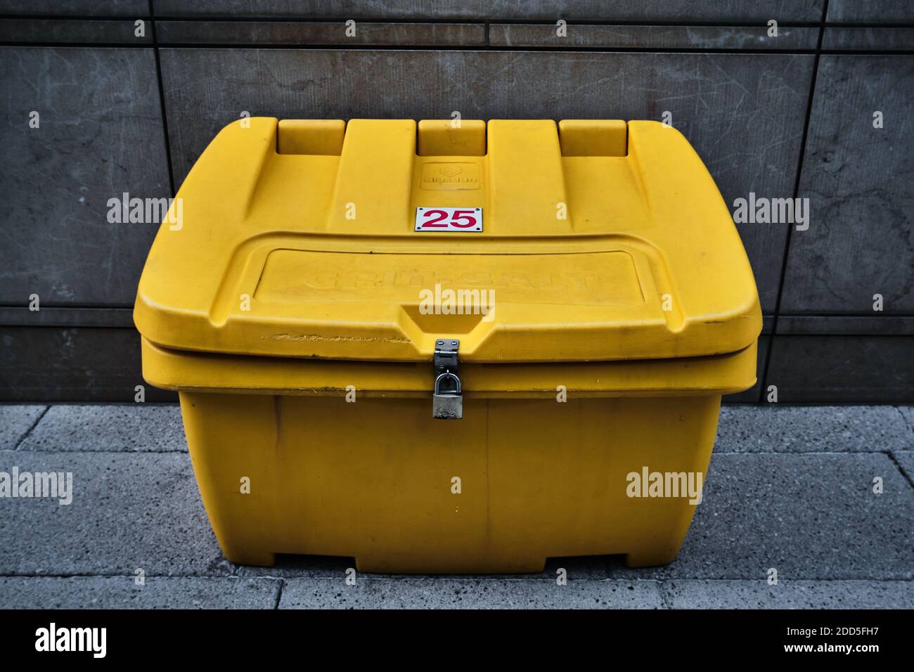 Grit e Salt bin per pavimentazioni invernali, Londra UK Foto Stock