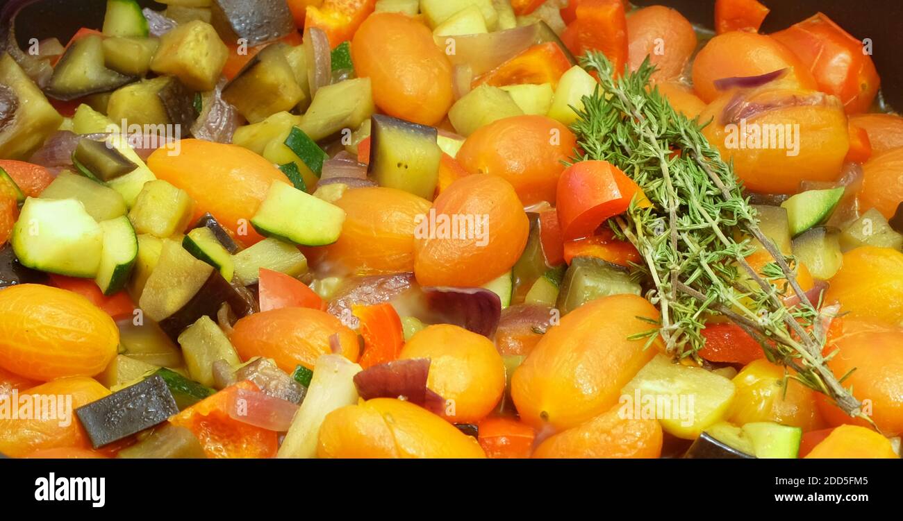 piatto vegetariano con vari piatti di verdure, cibo sano e cibo concetto Foto Stock