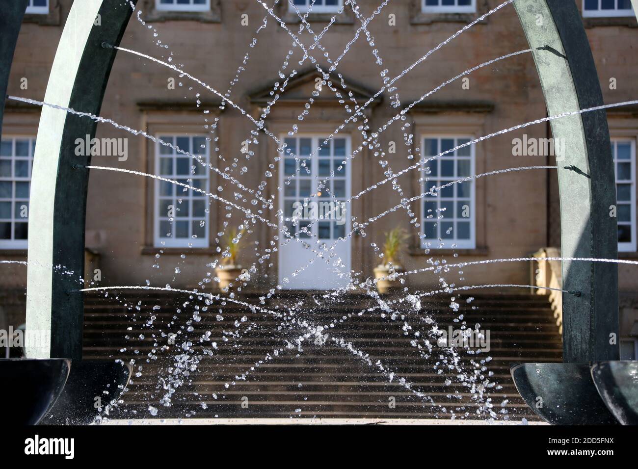 Dumfries House, Cumnock, Scozia, Regno Unito, con fontana recentemente installato nella parte anteriore della casa. La fontana conosciuta come la Fontana di Mahfouz. Una peste vicina dice ' reso possibile dalla generosità di LUI Mahfouz Marei Murbank bin Mahfouz. ' La fontana fu formalmente opendita da S.R.H il Principe Carlo, Duca di Rothesay 21 ottobre 2014. Dumfries House è una casa di campagna palladiana situata nell'Ayrshire, in Scozia. Si trova all'interno di una grande tenuta, circa tre miglia ad ovest di Cumnock. La fontana è presumibilmente al centro di uno scandalo Cash for Honors che coinvolge la Carità della Fondazione del Principe e una donazione Foto Stock